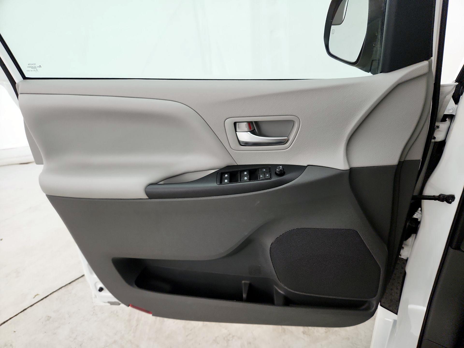 Thumbnail: 2020 Toyota Sienna - 12