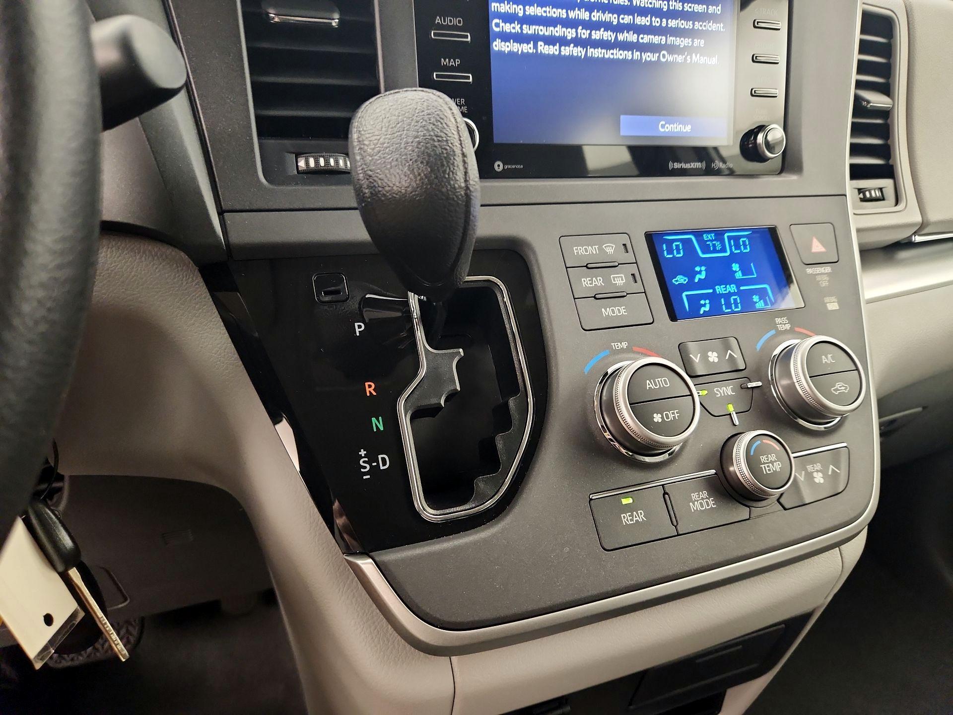 Thumbnail: 2020 Toyota Sienna - 17