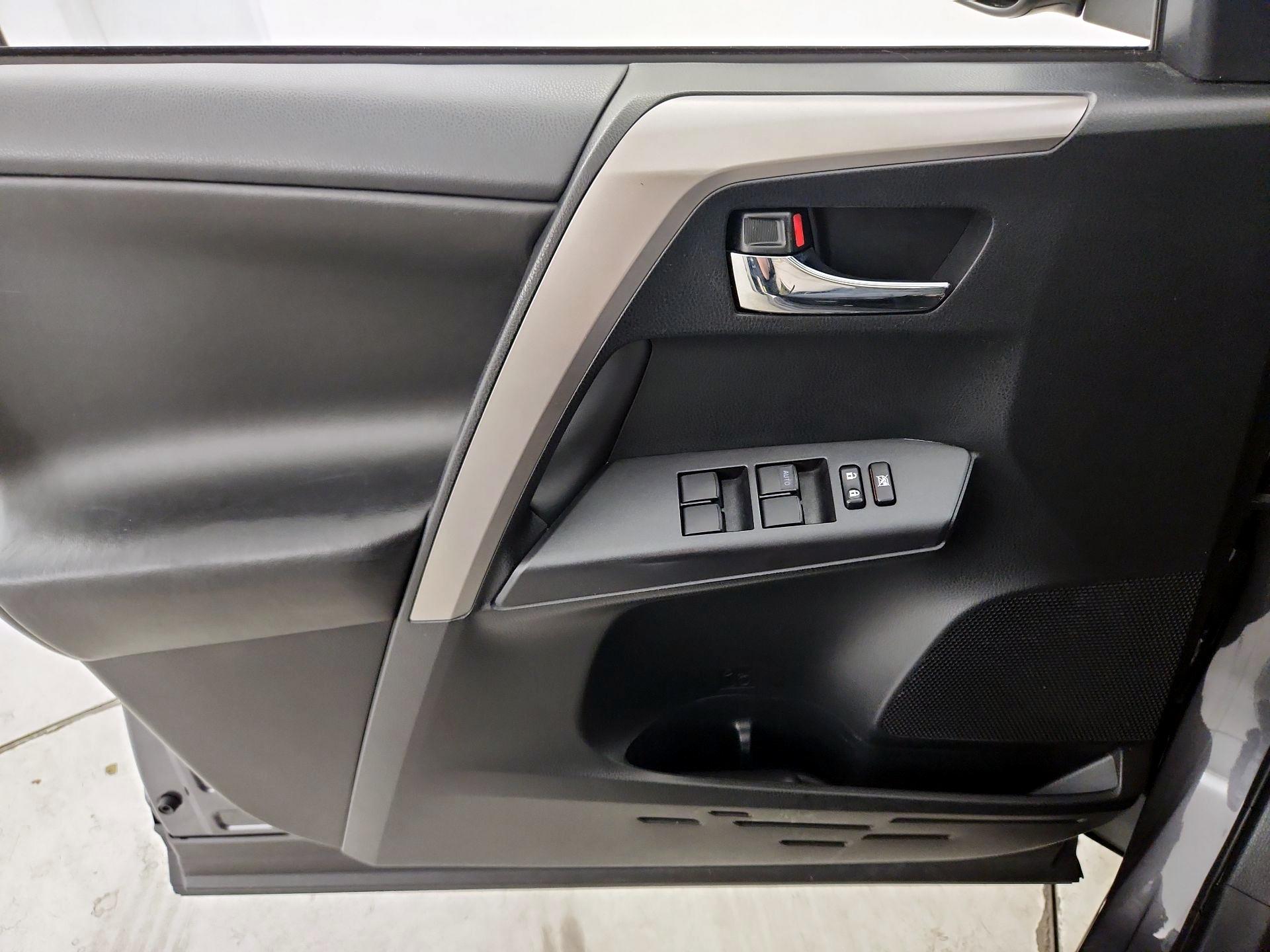 Thumbnail: 2018 Toyota RAV4 - 12