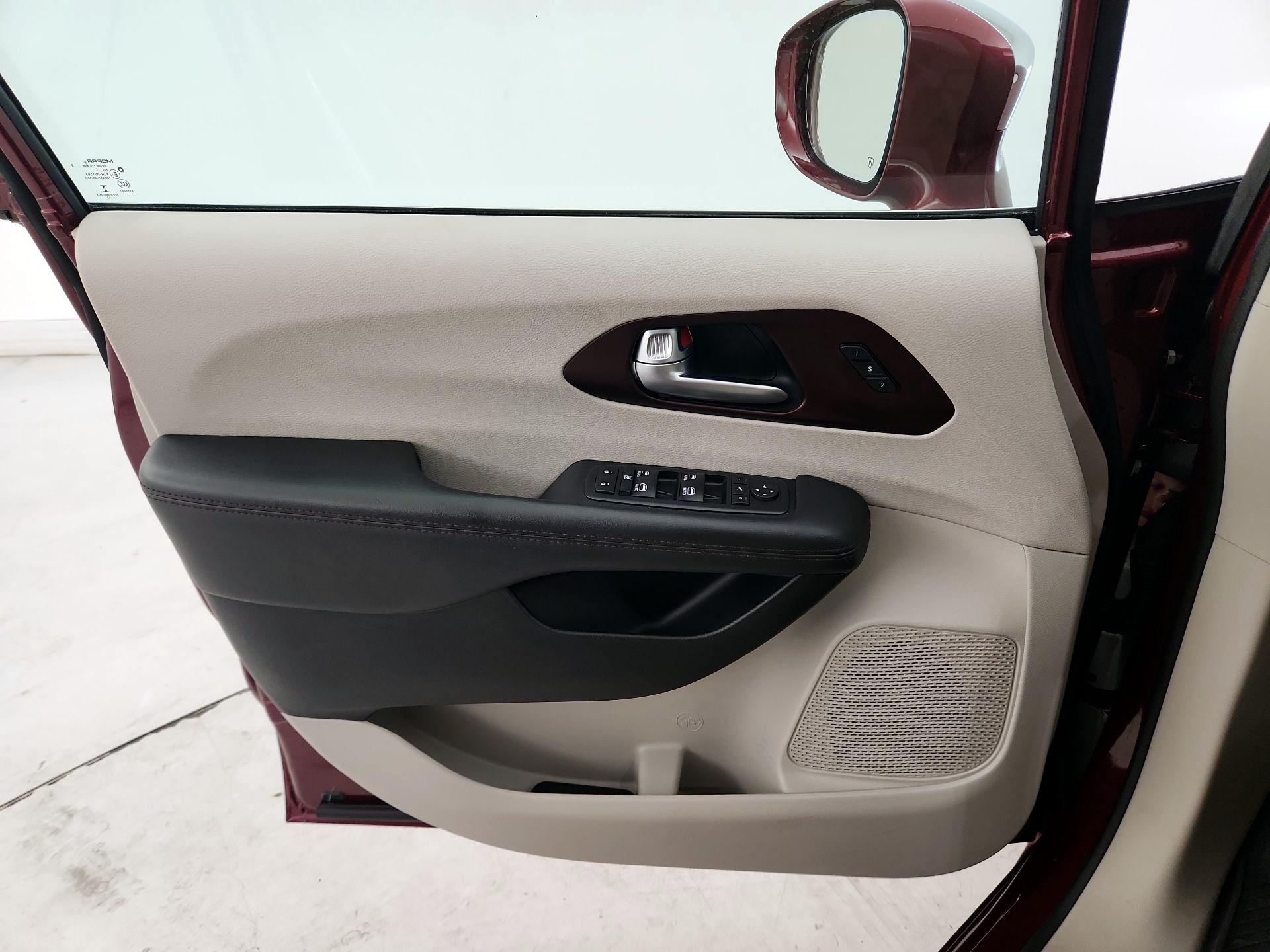 Thumbnail: 2017 Chrysler Pacifica - 12