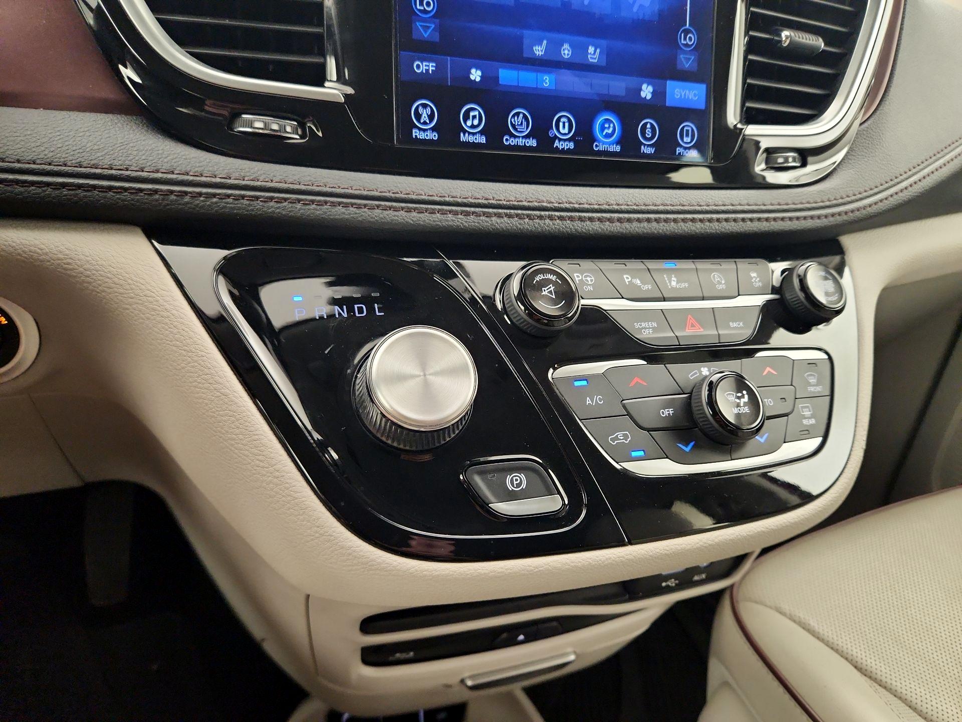 Thumbnail: 2017 Chrysler Pacifica - 17