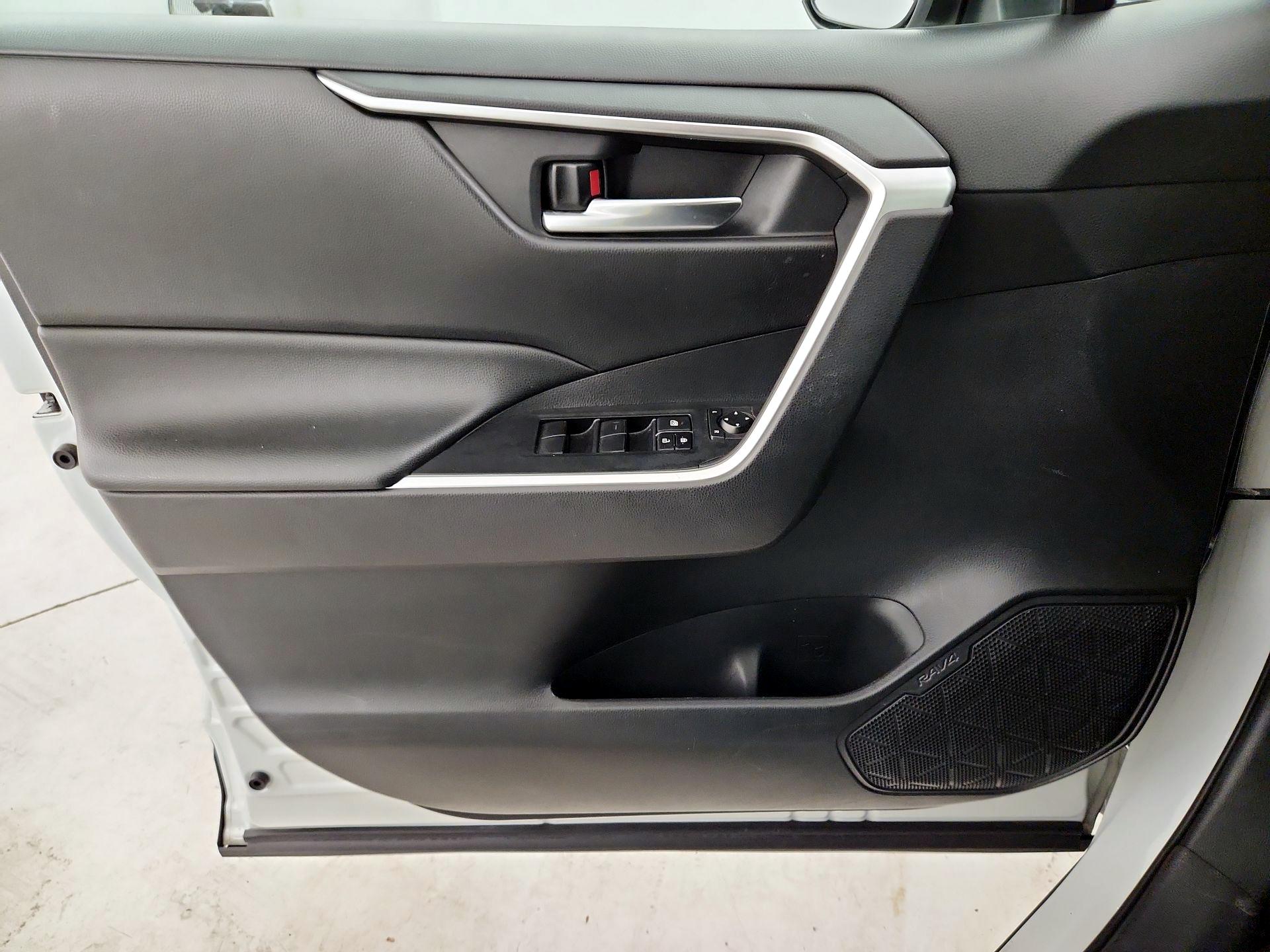 Thumbnail: 2020 Toyota RAV4 - 12