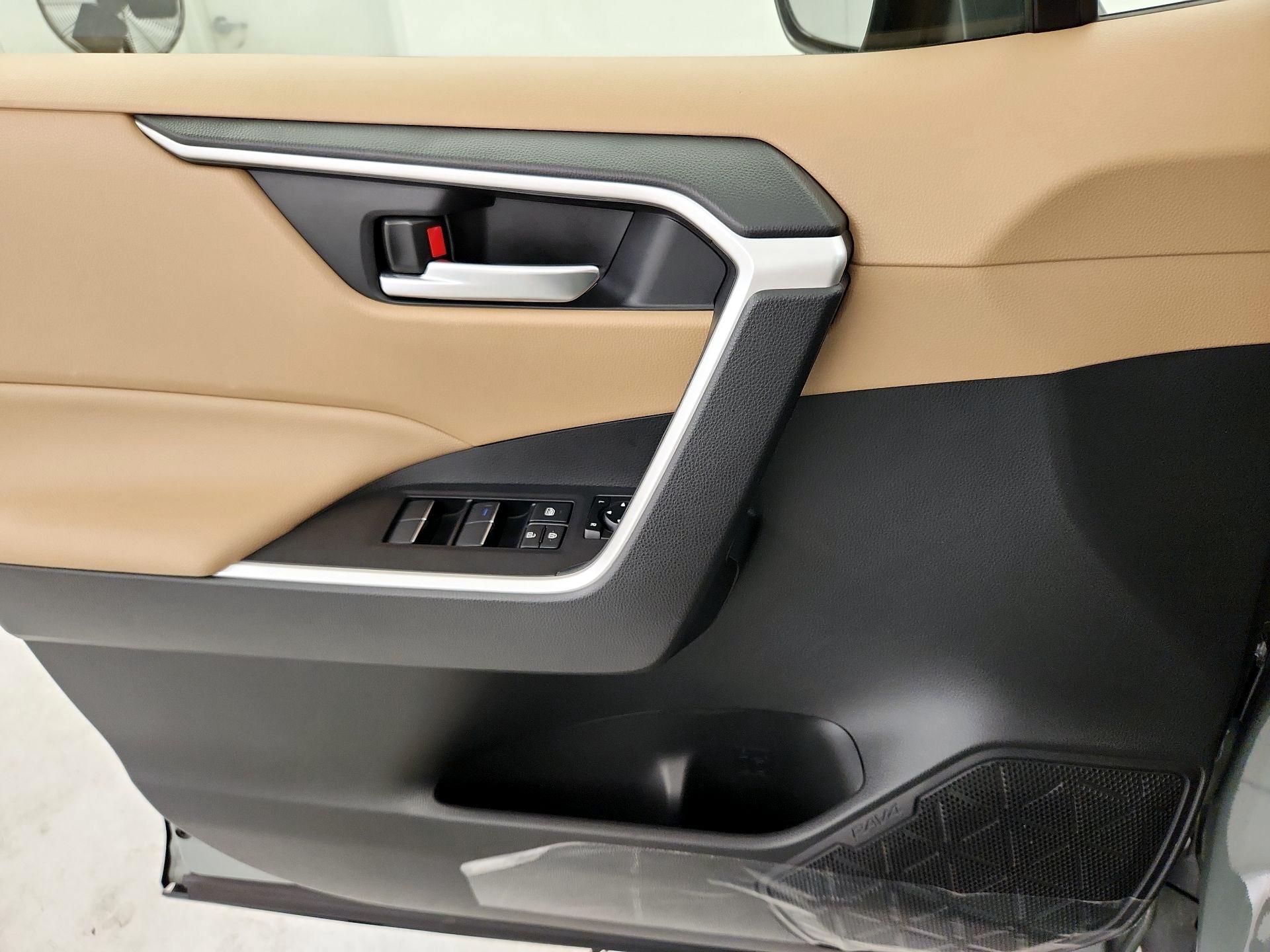 Thumbnail: 2021 Toyota RAV4 - 10