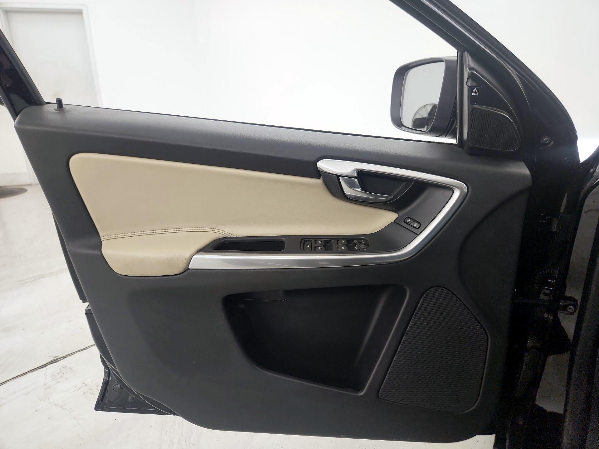 Thumbnail: 2017 Volvo XC60 - 12