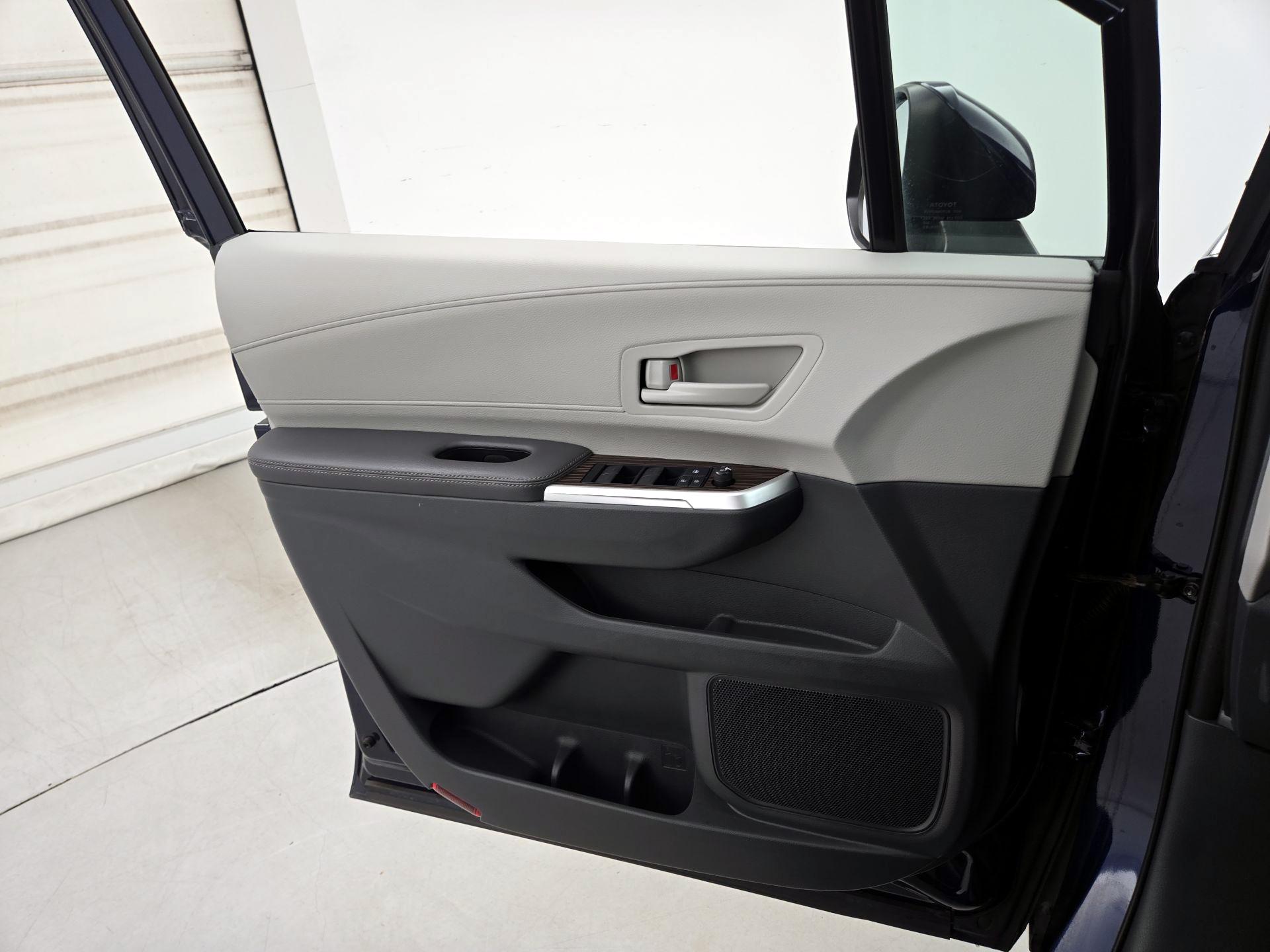 Thumbnail: 2021 Toyota Sienna - 12