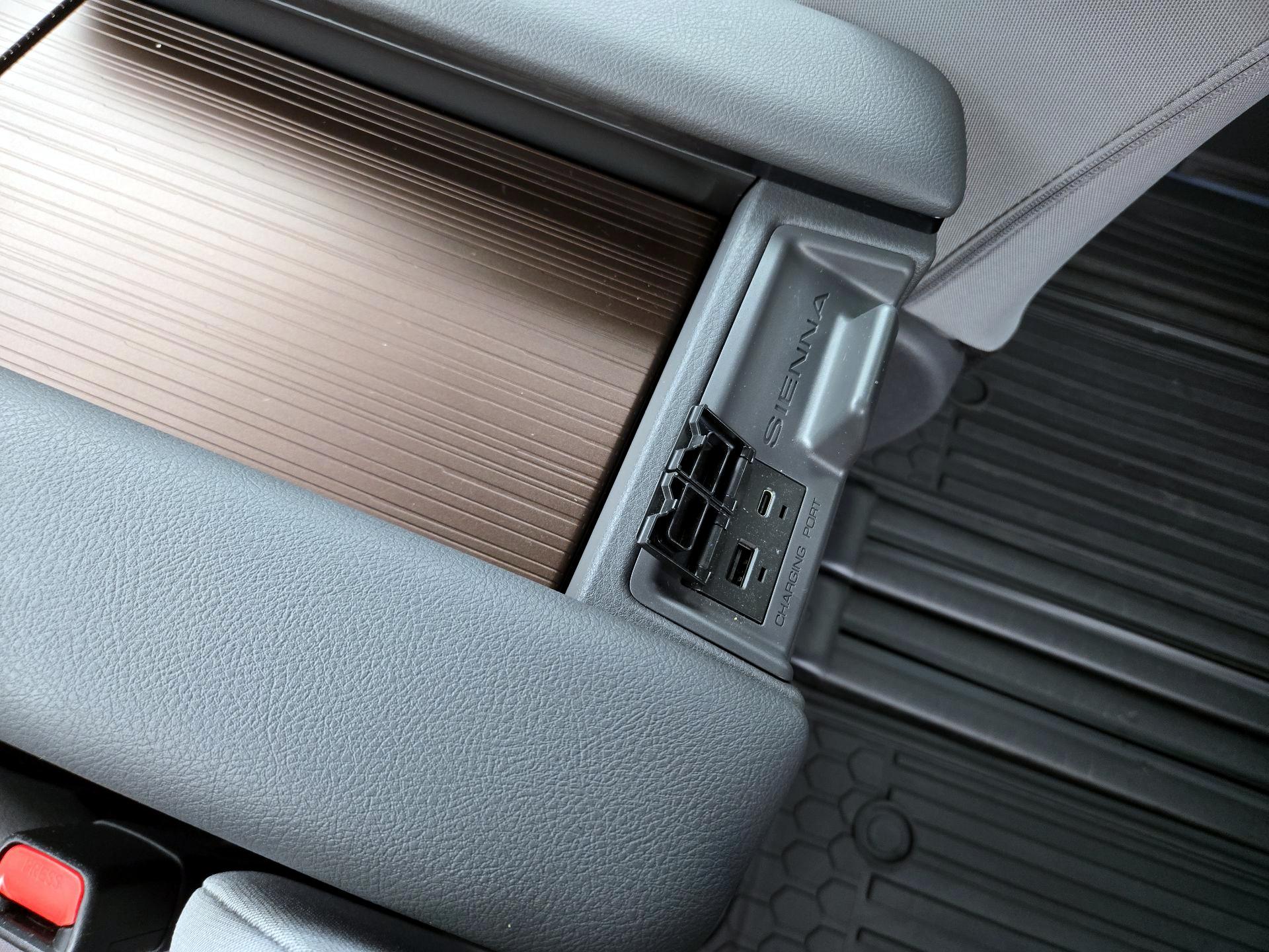 Thumbnail: 2021 Toyota Sienna - 18