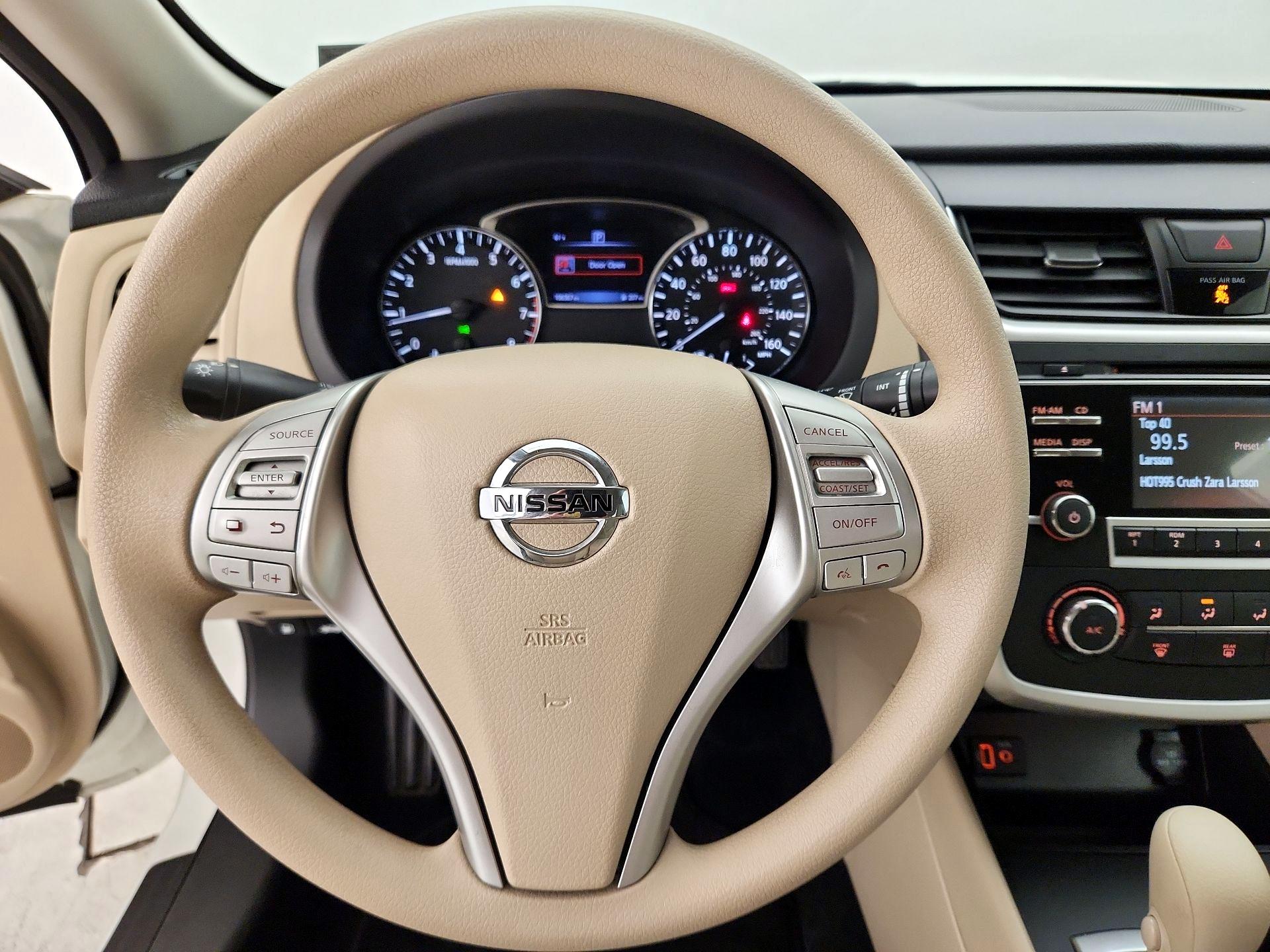 Thumbnail: 2017 Nissan Altima - 10