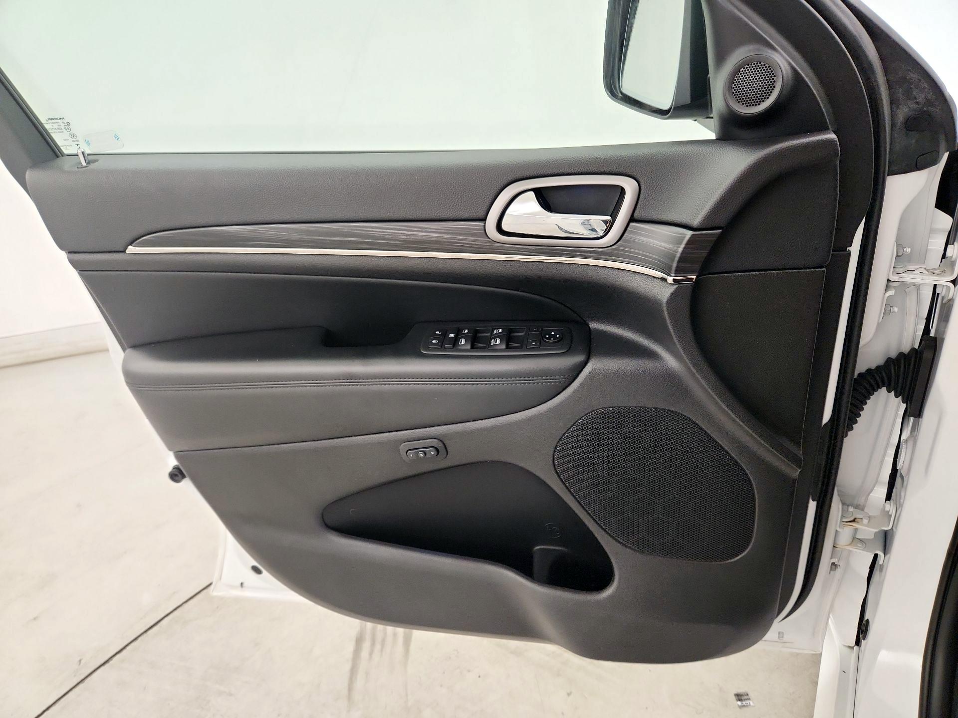 Thumbnail: 2020 Jeep Grand Cherokee - 12
