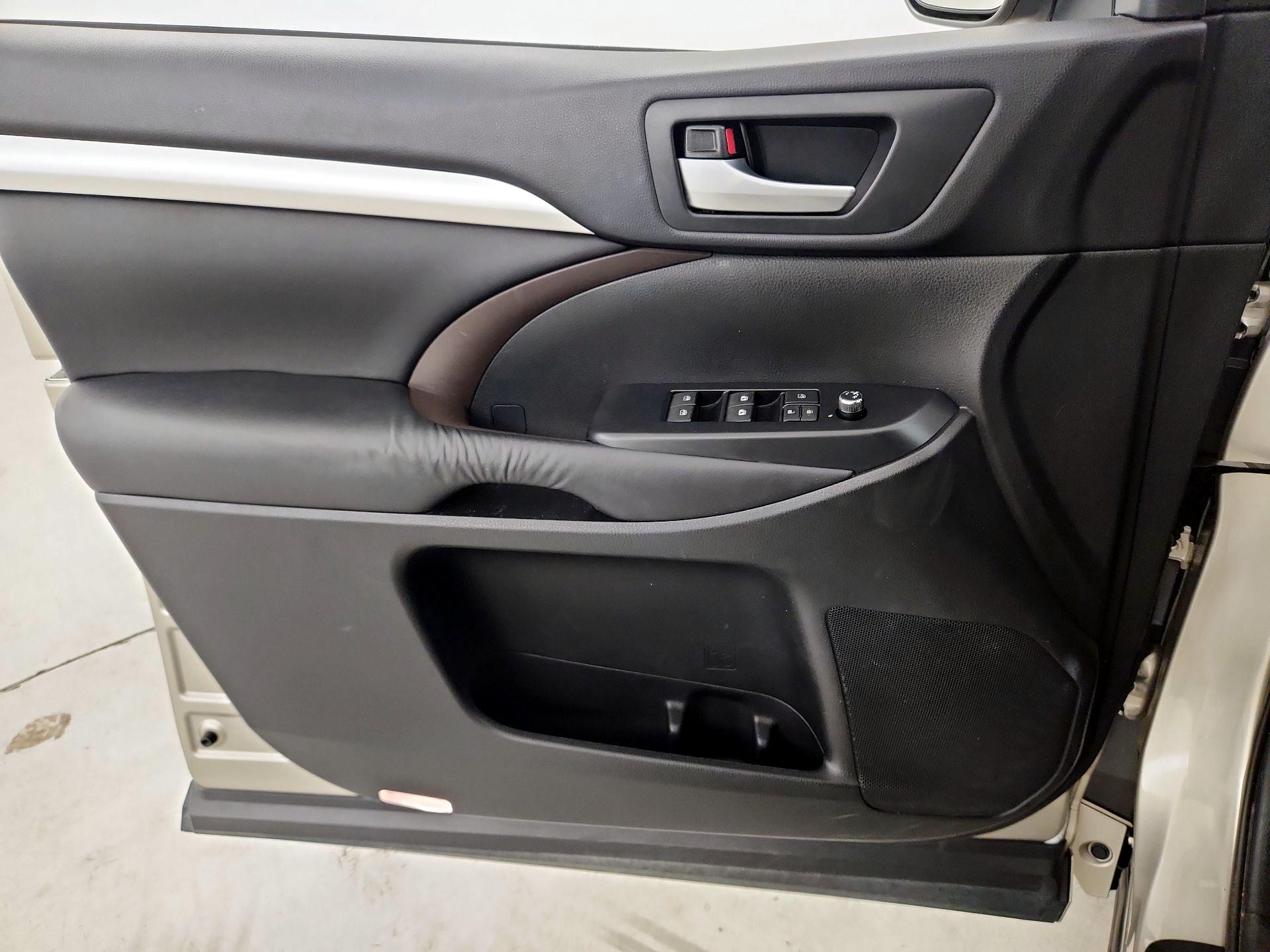 Thumbnail: 2016 Toyota Highlander - 12