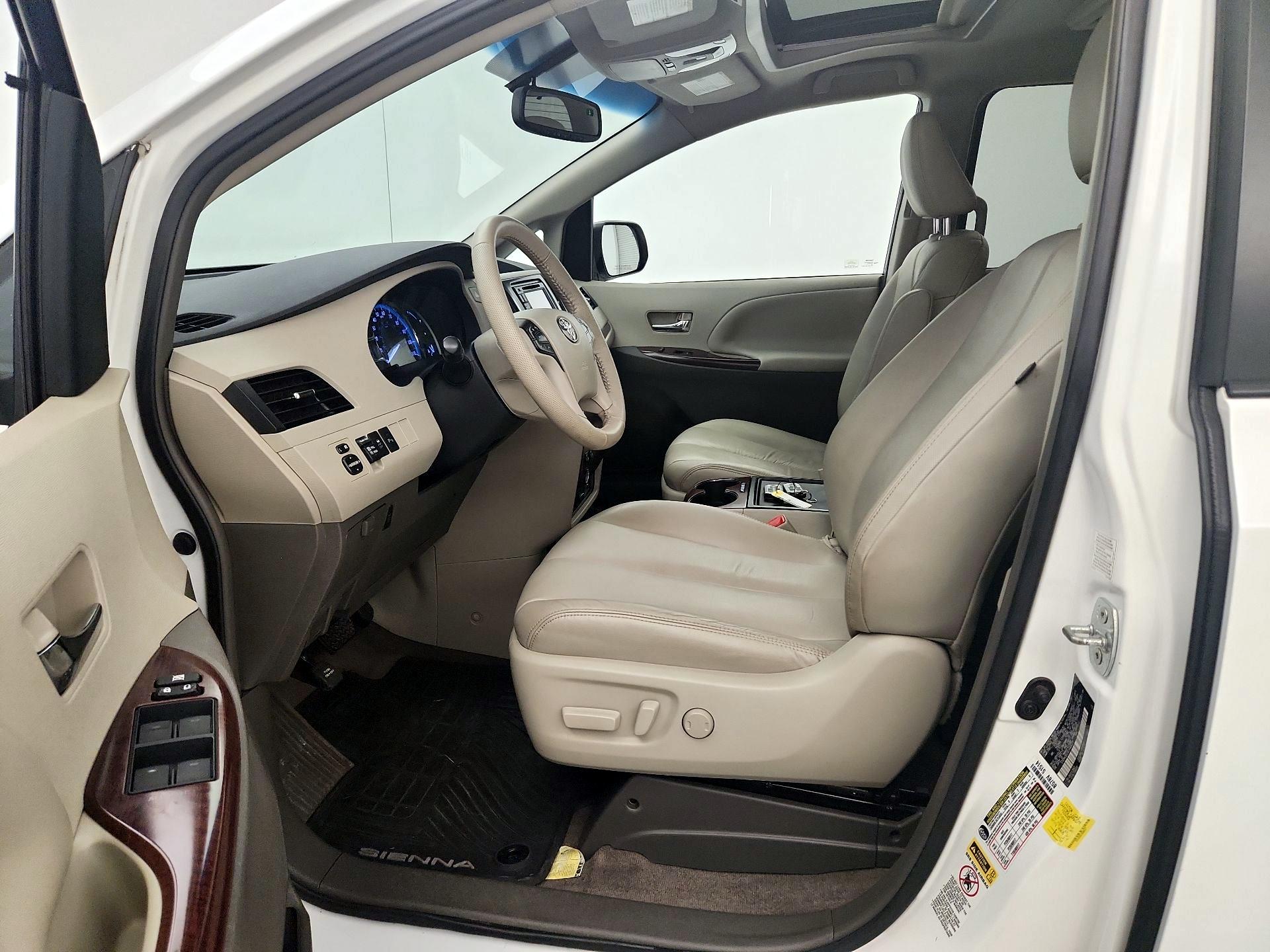 Thumbnail: 2014 Toyota Sienna - 11