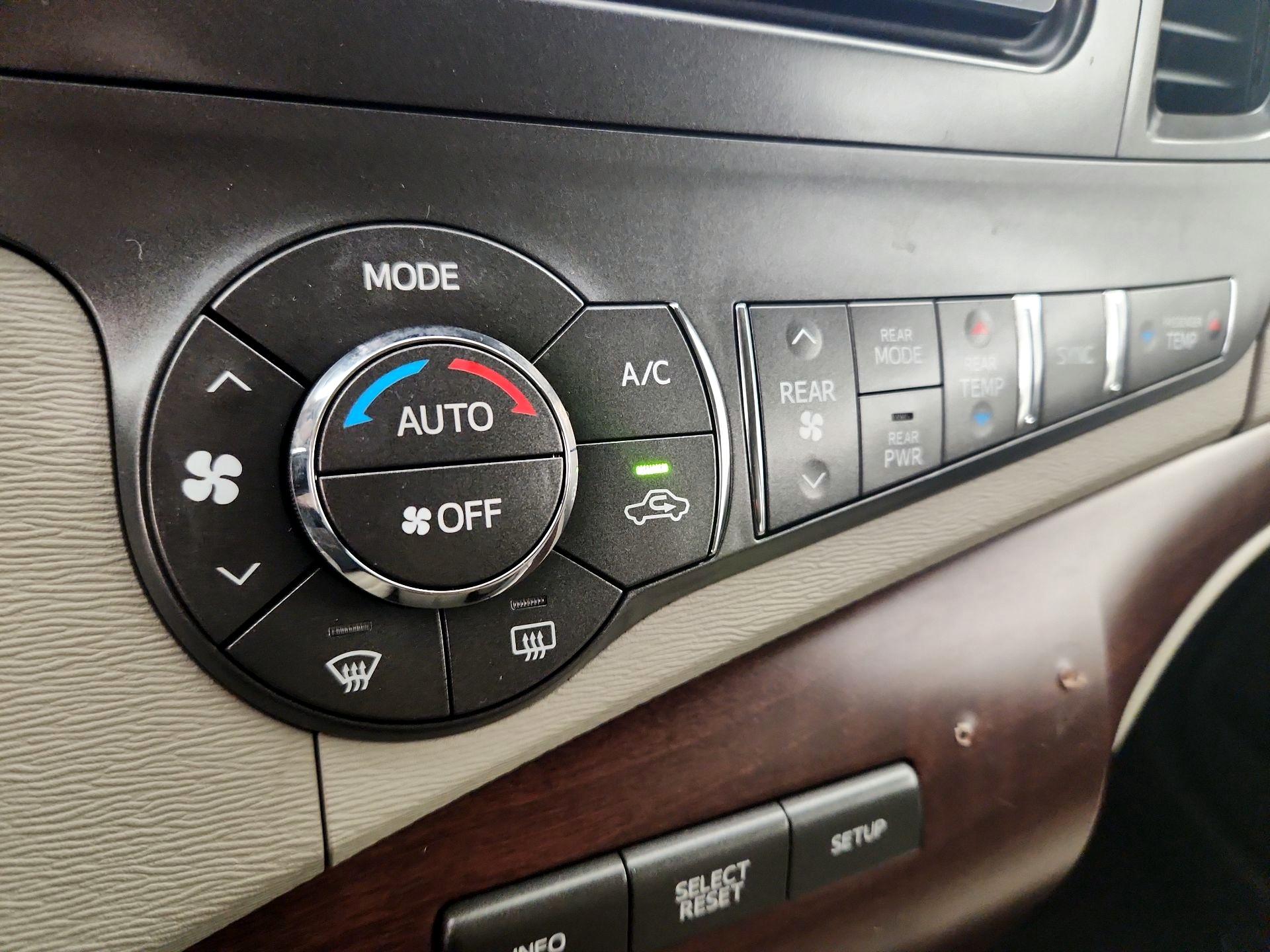 Thumbnail: 2014 Toyota Sienna - 17