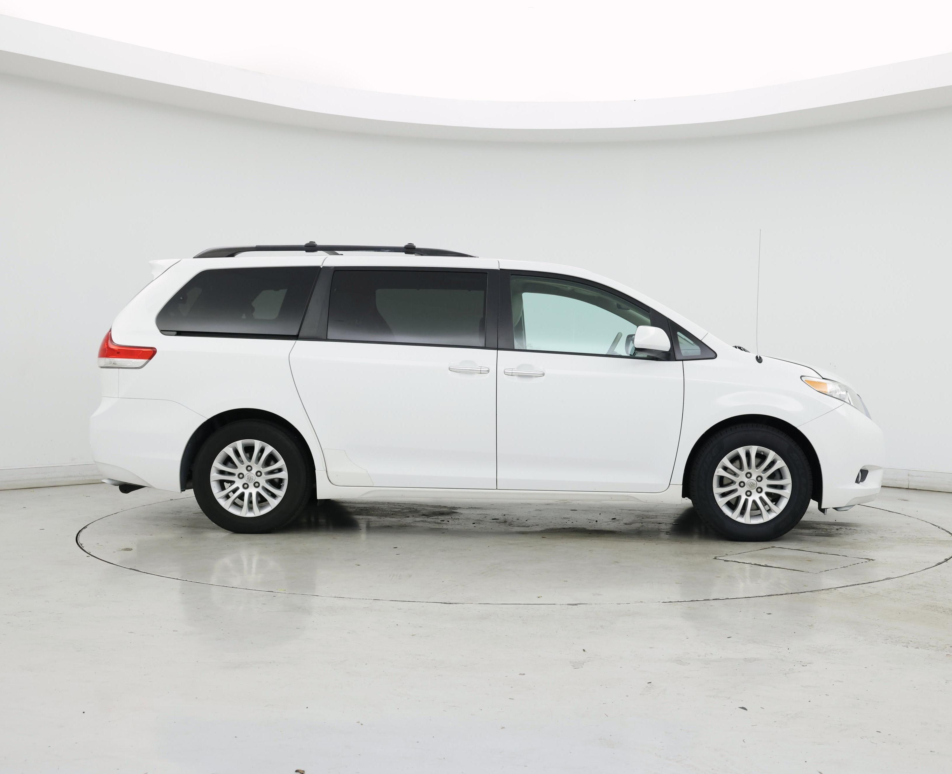 Thumbnail: 2014 Toyota Sienna - 7