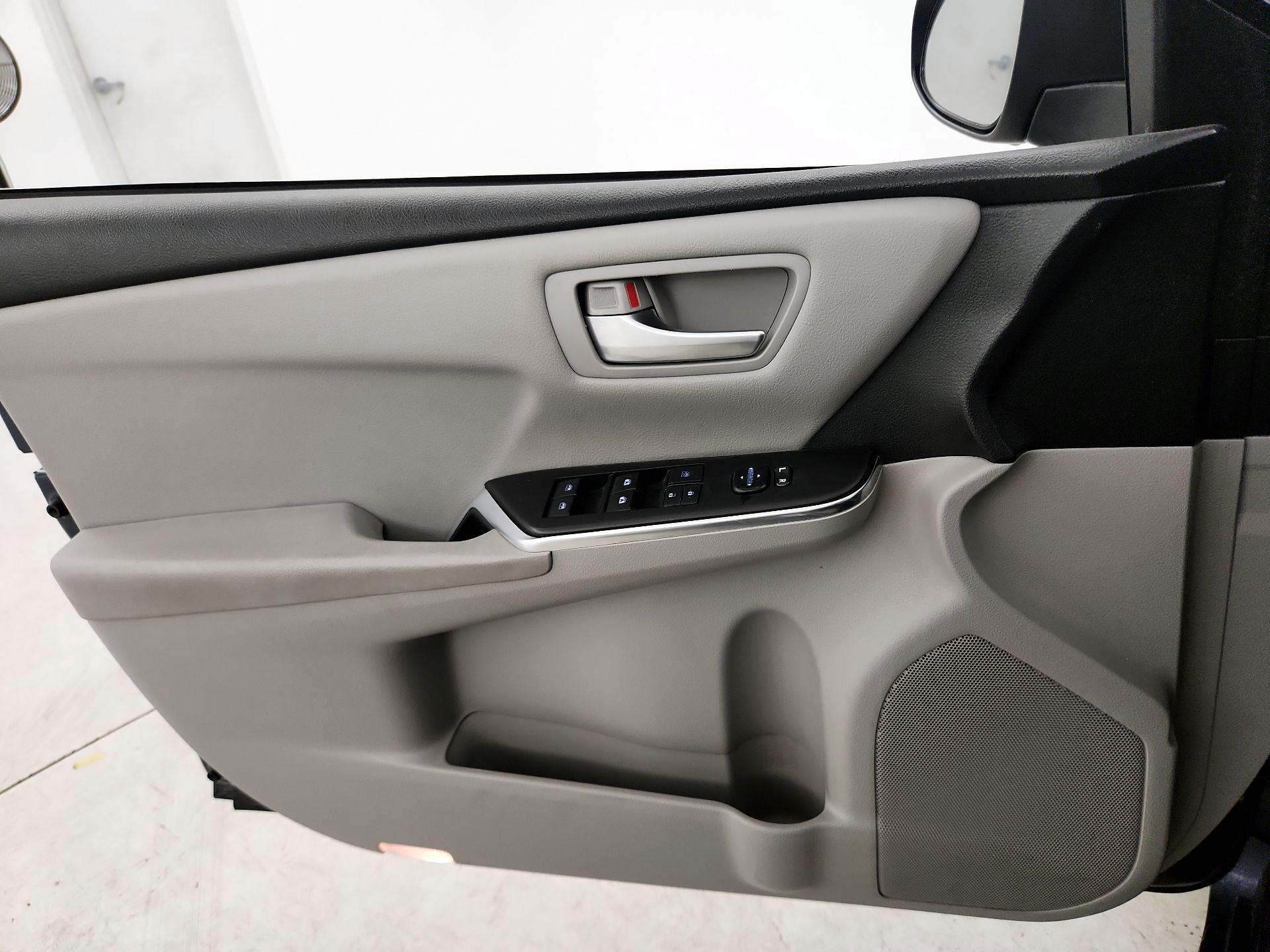 Thumbnail: 2016 Toyota Camry - 12