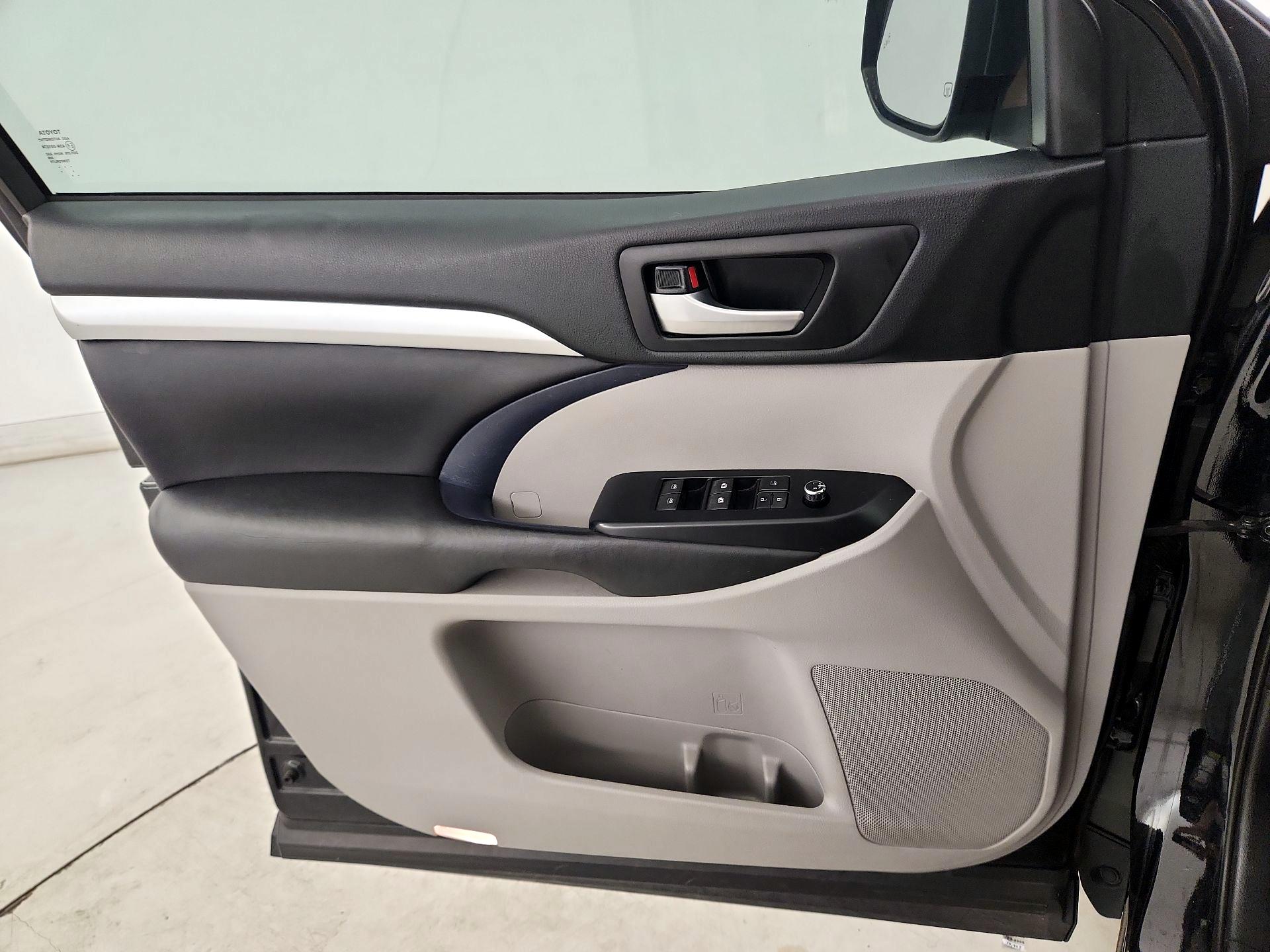 Thumbnail: 2017 Toyota Highlander - 12