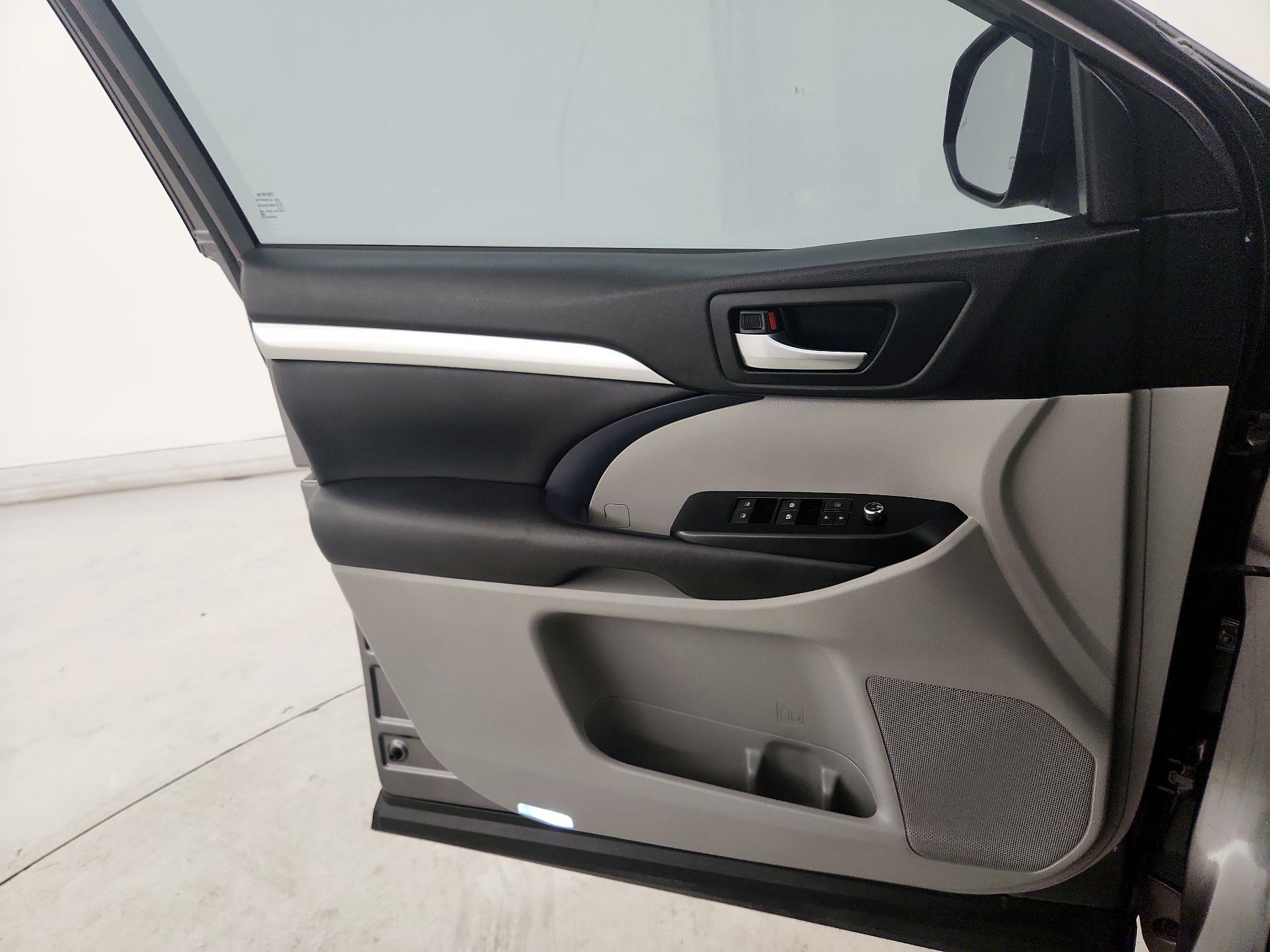Thumbnail: 2018 Toyota Highlander - 12