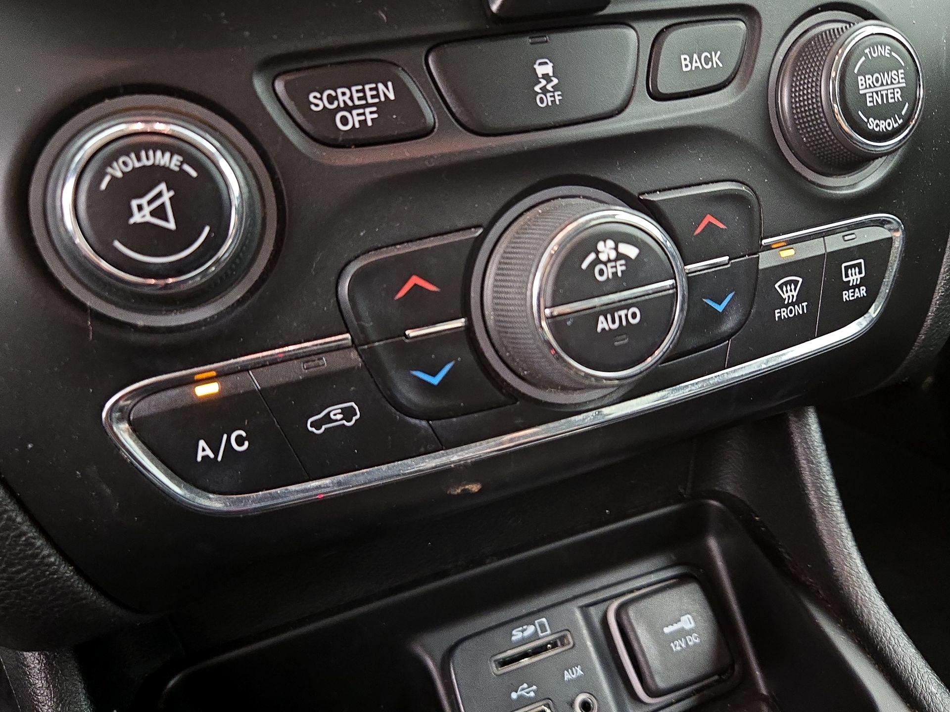 Thumbnail: 2014 Jeep Cherokee - 17
