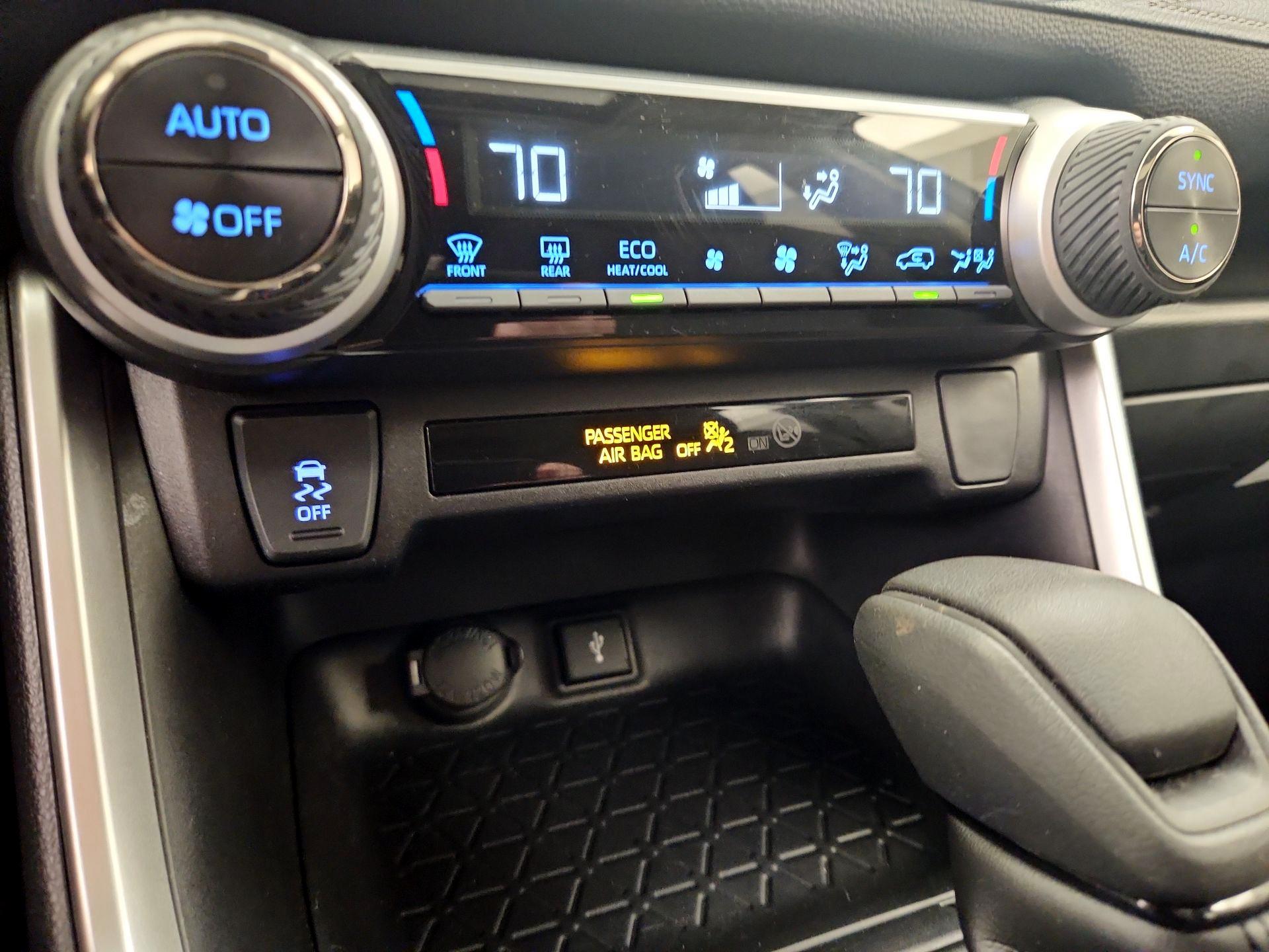 Thumbnail: 2021 Toyota RAV4 - 16