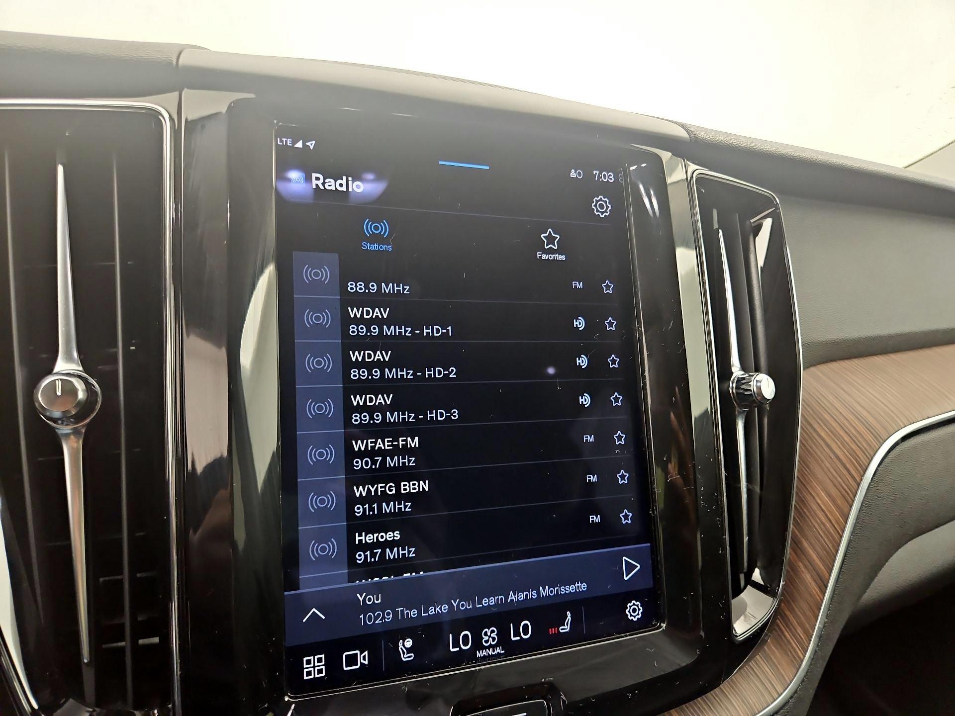Thumbnail: 2022 Volvo XC60 - 16