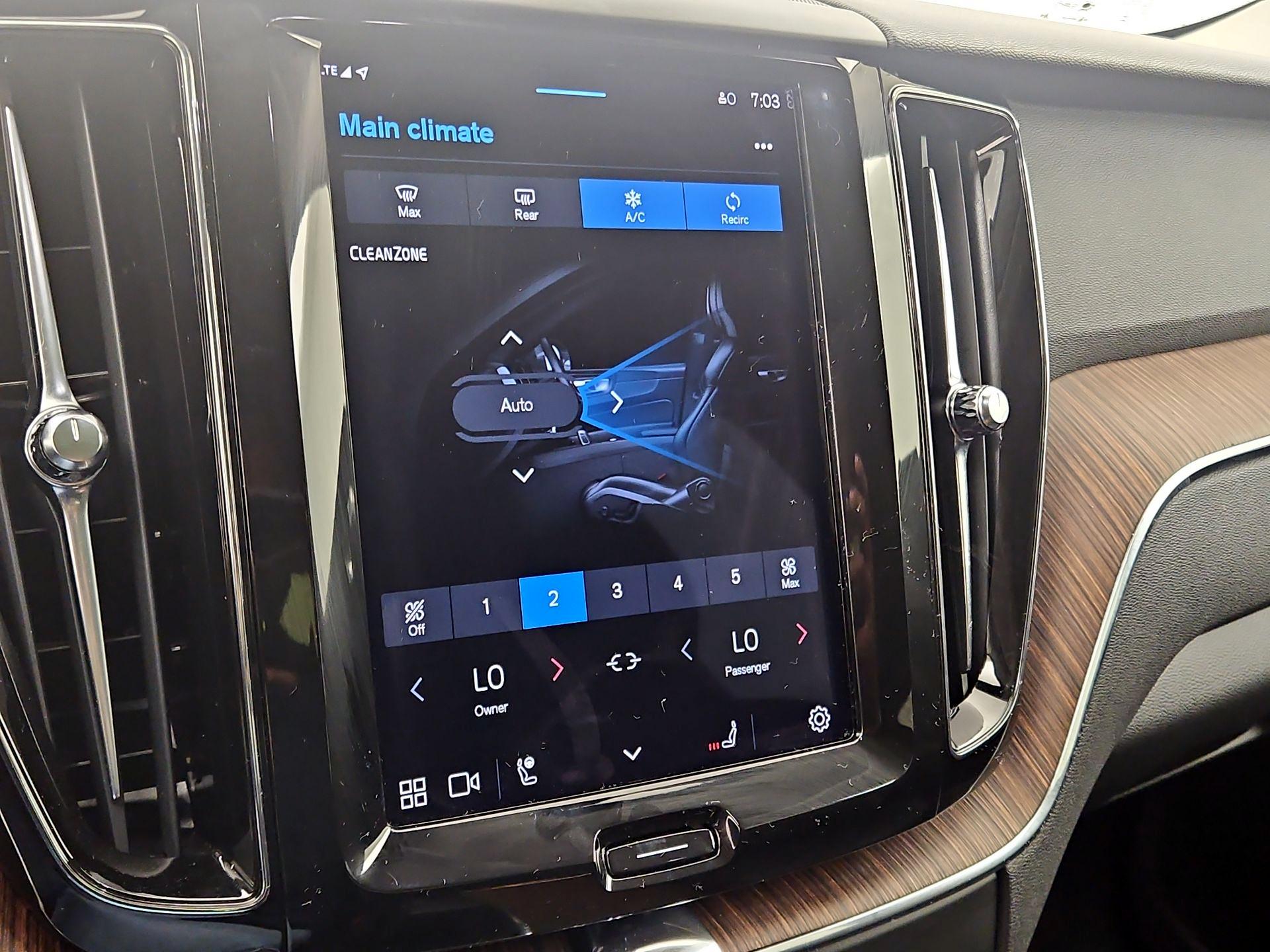 Thumbnail: 2022 Volvo XC60 - 17