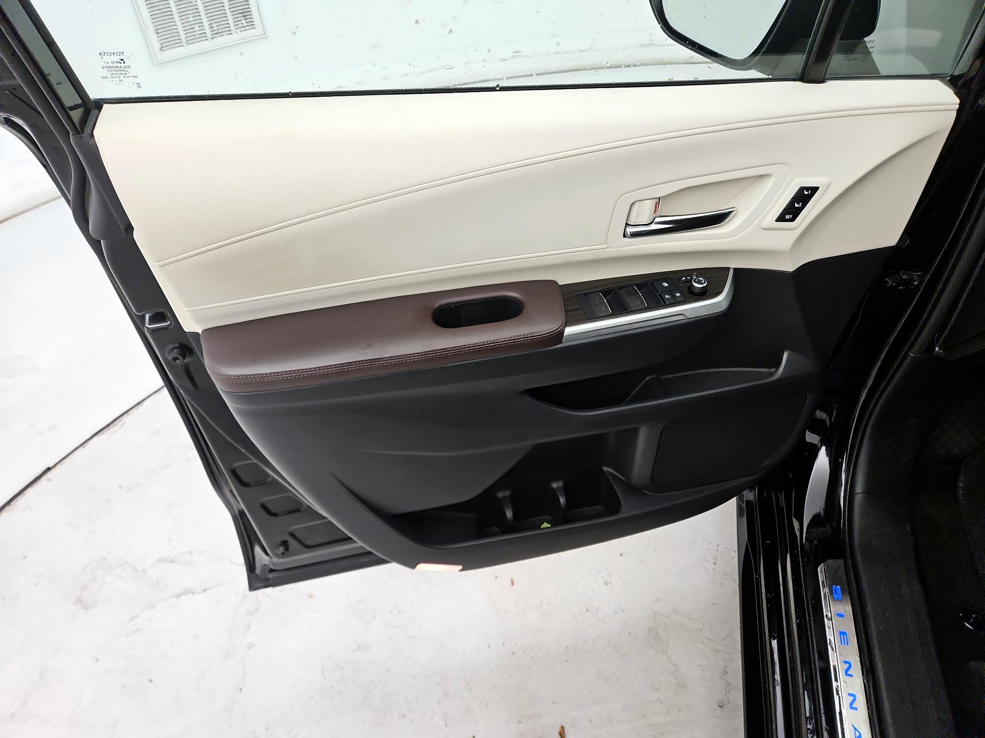 Thumbnail: 2021 Toyota Sienna - 12