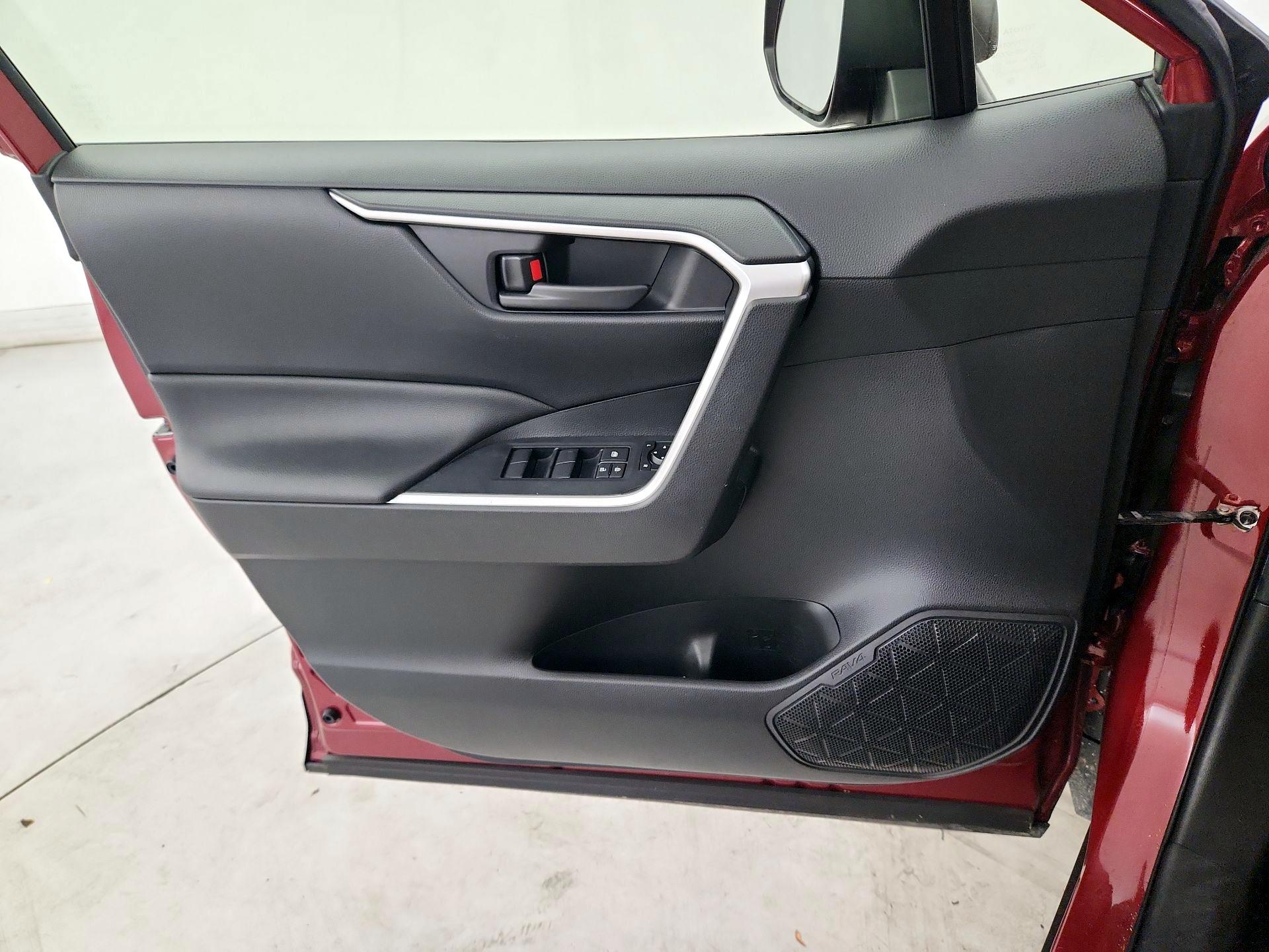 Thumbnail: 2019 Toyota RAV4 - 12