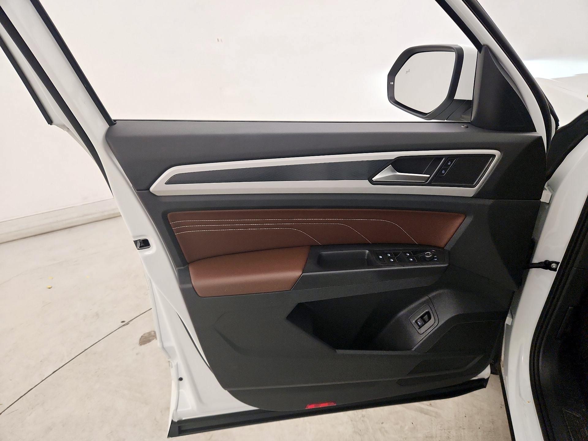Thumbnail: 2022 Volkswagen Atlas - 12