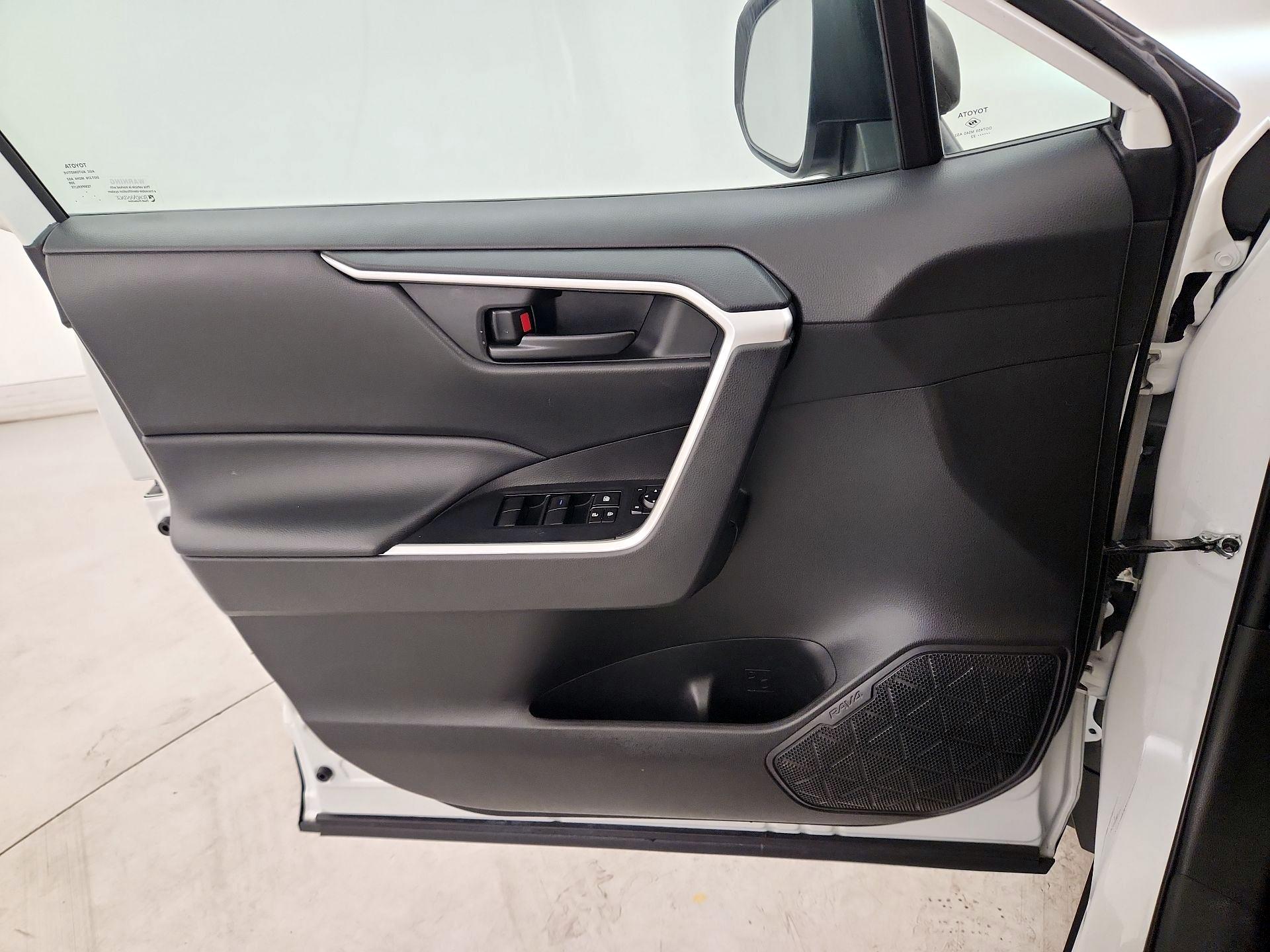 Thumbnail: 2022 Toyota RAV4 - 12