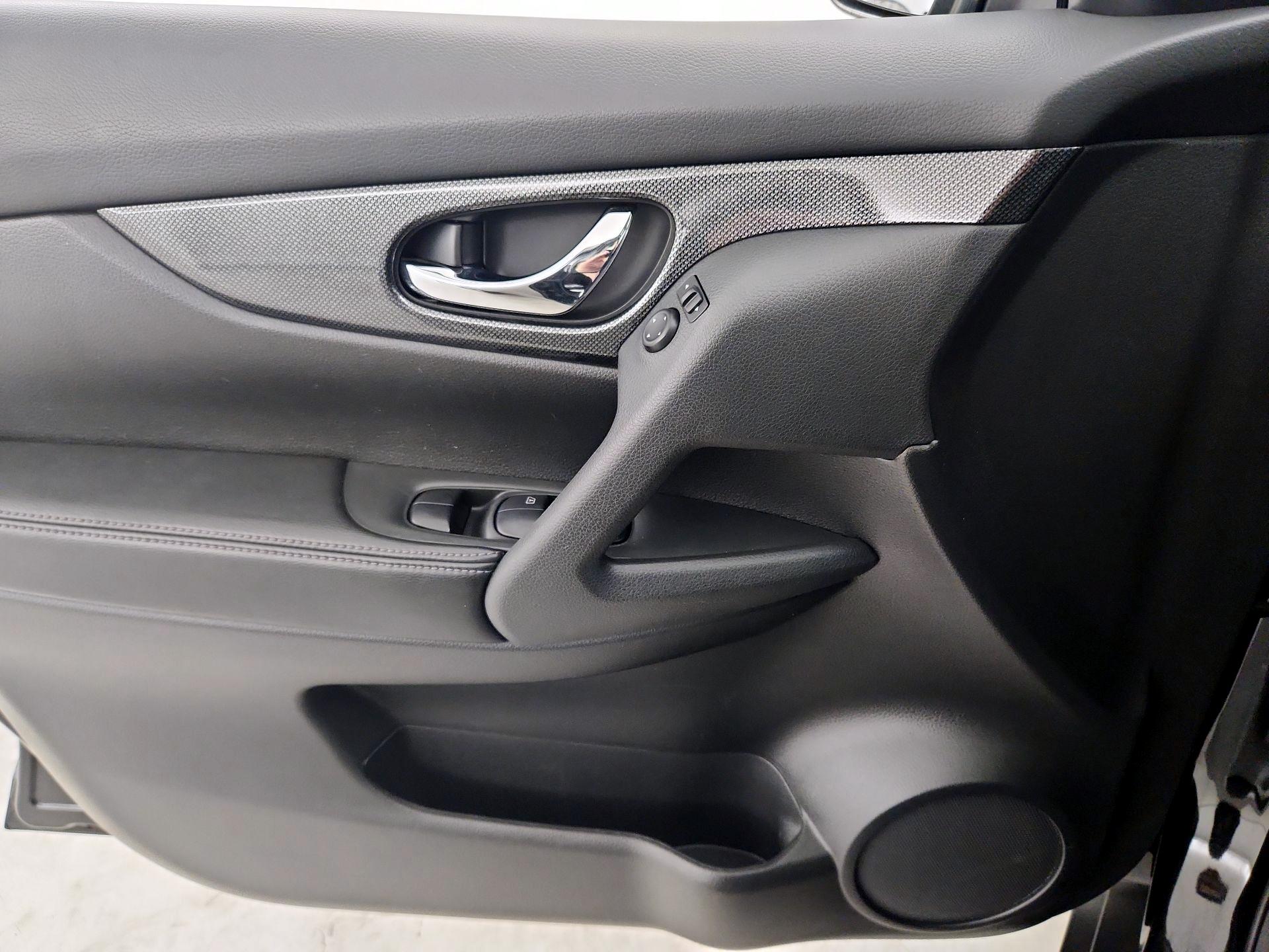 Thumbnail: 2016 Nissan Rogue - 12