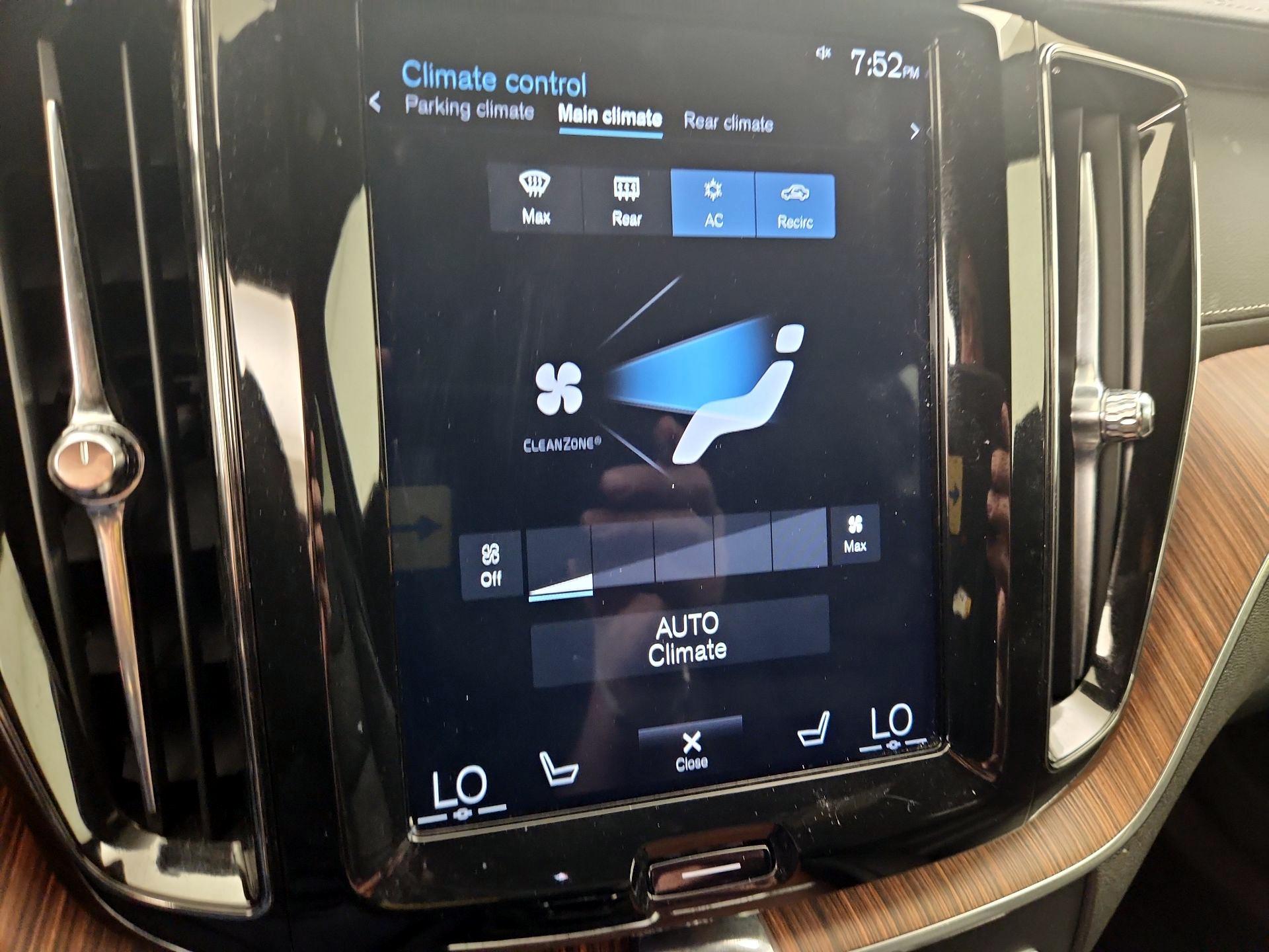 Thumbnail: 2019 Volvo XC60 - 17