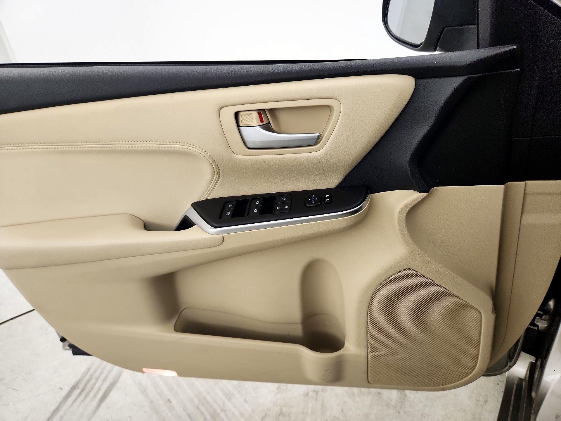 Thumbnail: 2015 Toyota Camry - 12