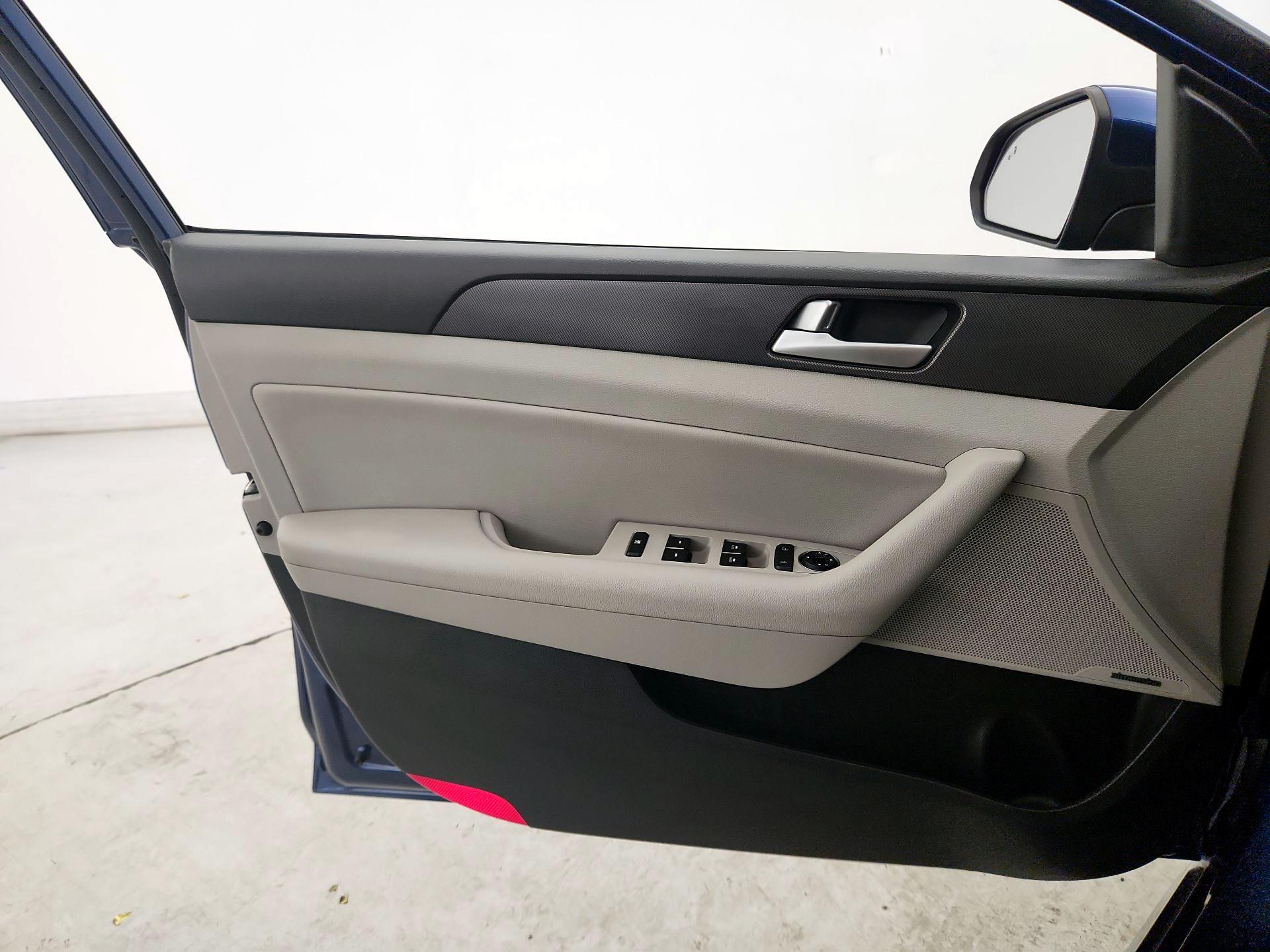 Thumbnail: 2016 Hyundai Sonata - 12