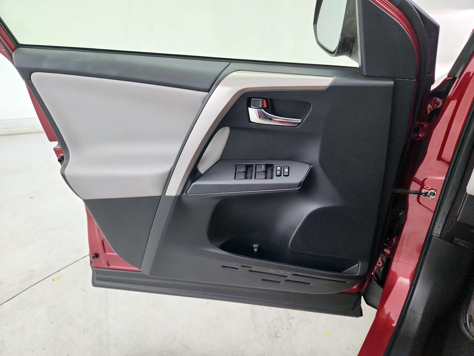 Thumbnail: 2018 Toyota RAV4 - 12