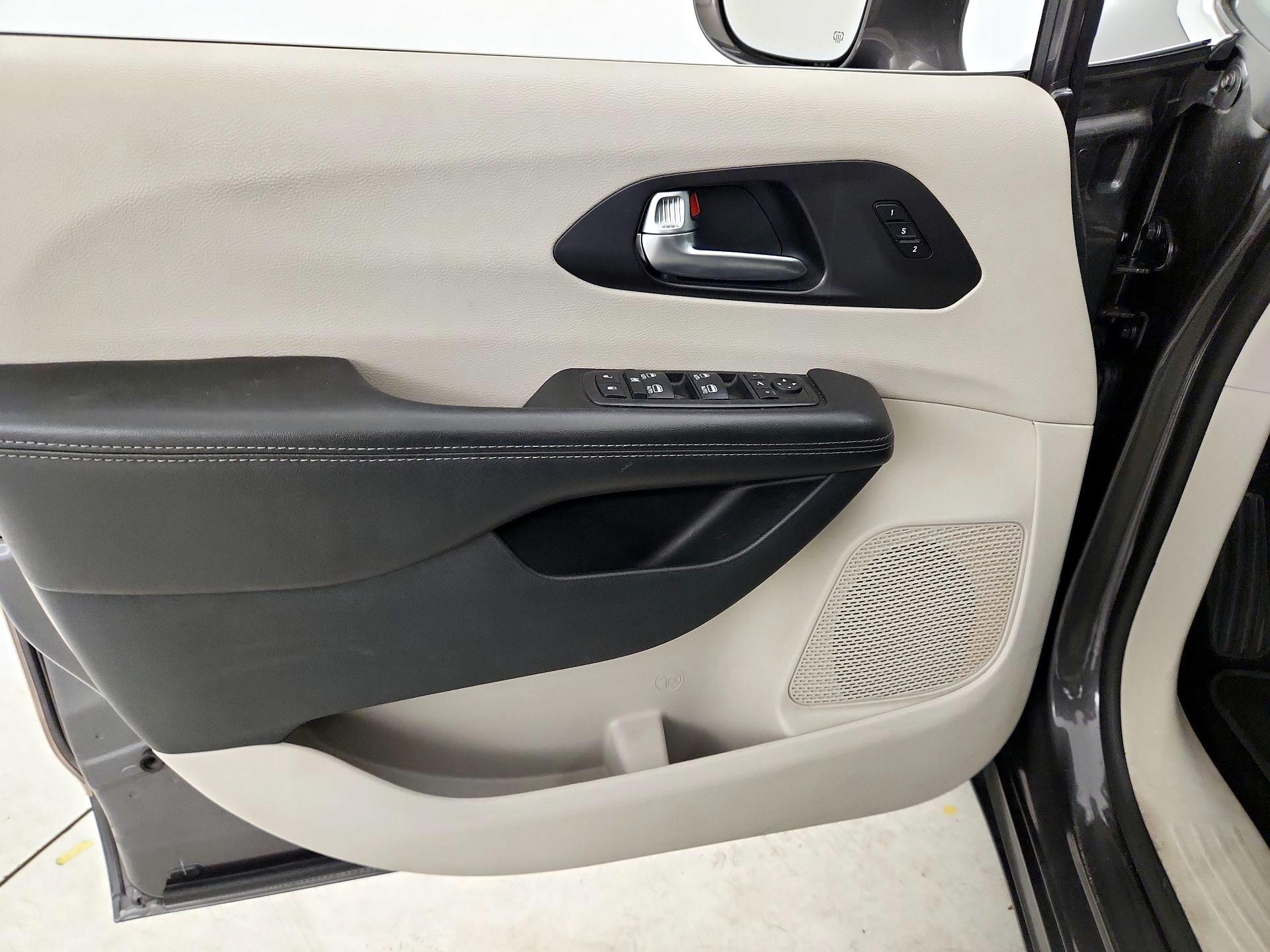Thumbnail: 2020 Chrysler Pacifica - 12