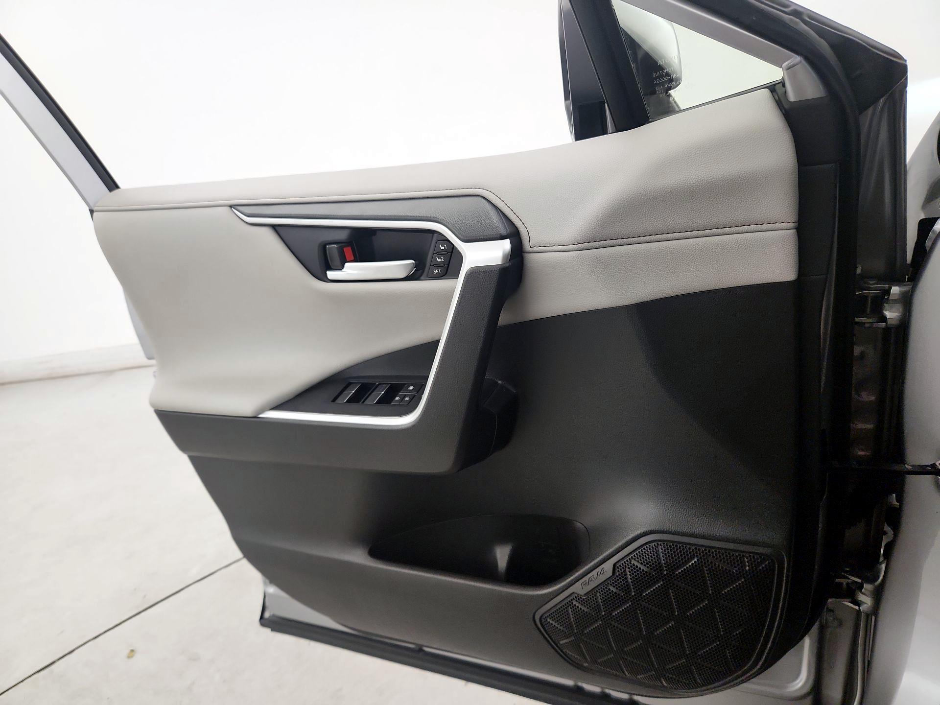Thumbnail: 2021 Toyota RAV4 - 12