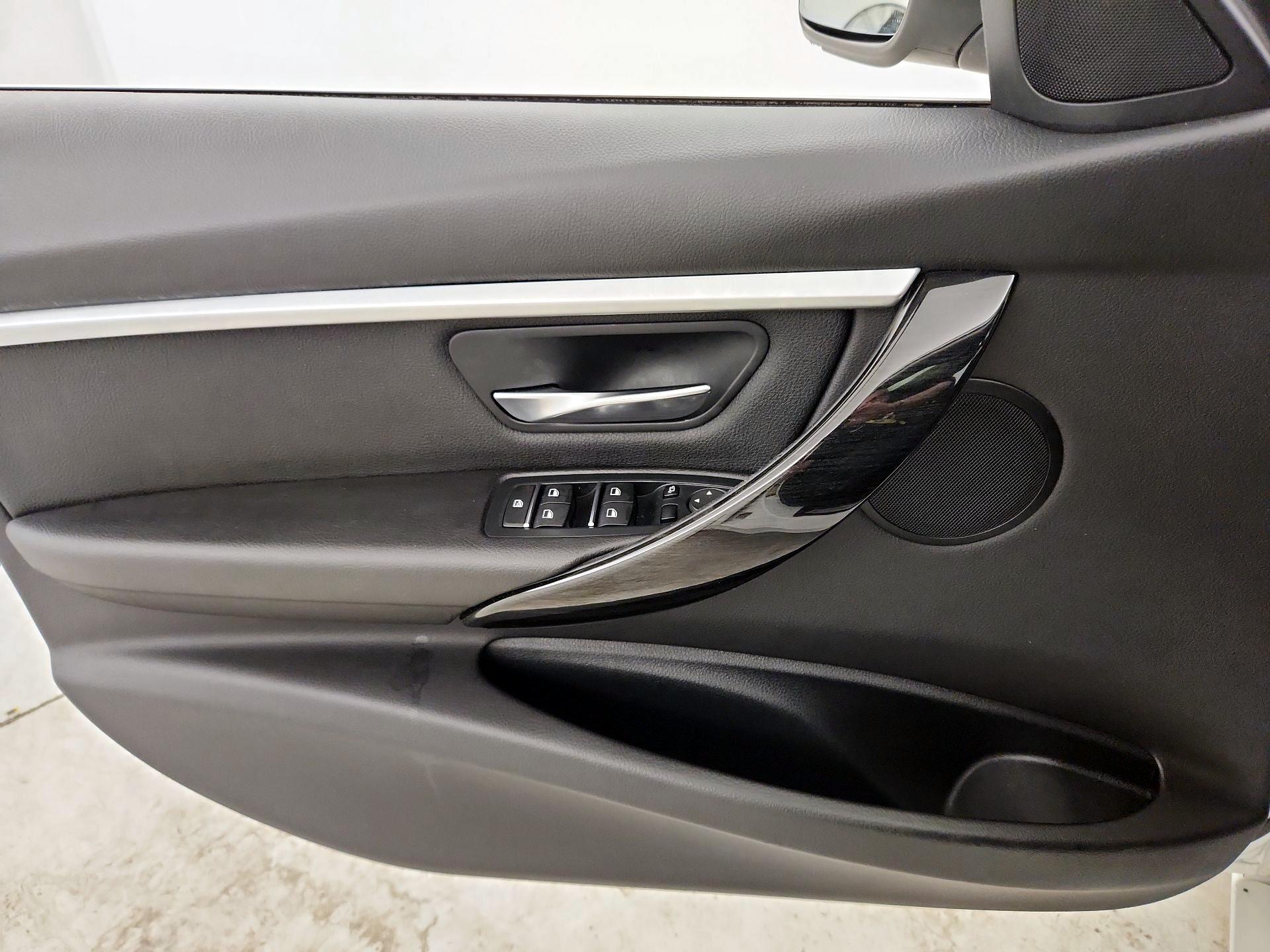 Thumbnail: 2018 BMW 3 Series - 12