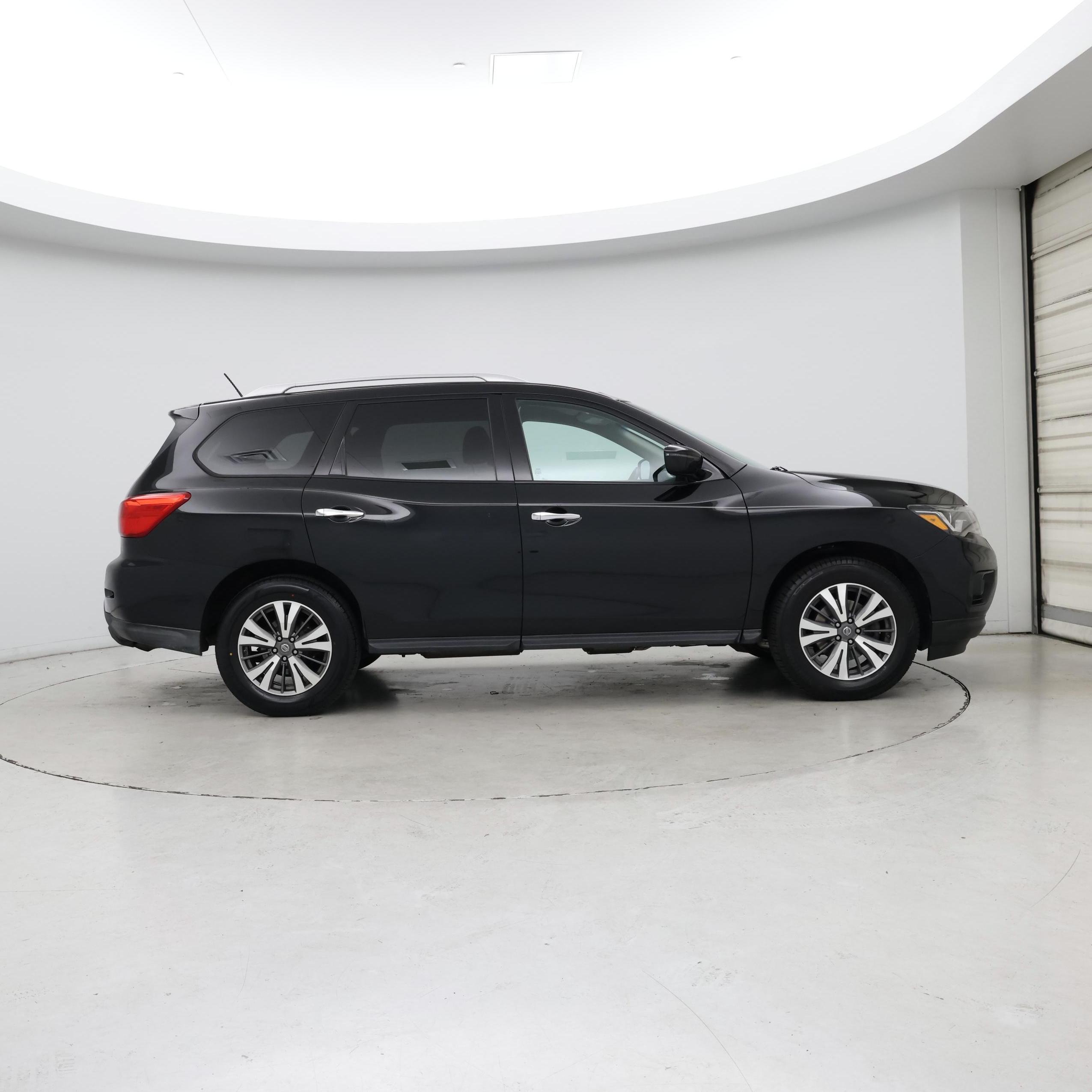 Thumbnail: 2017 Nissan Pathfinder - 7