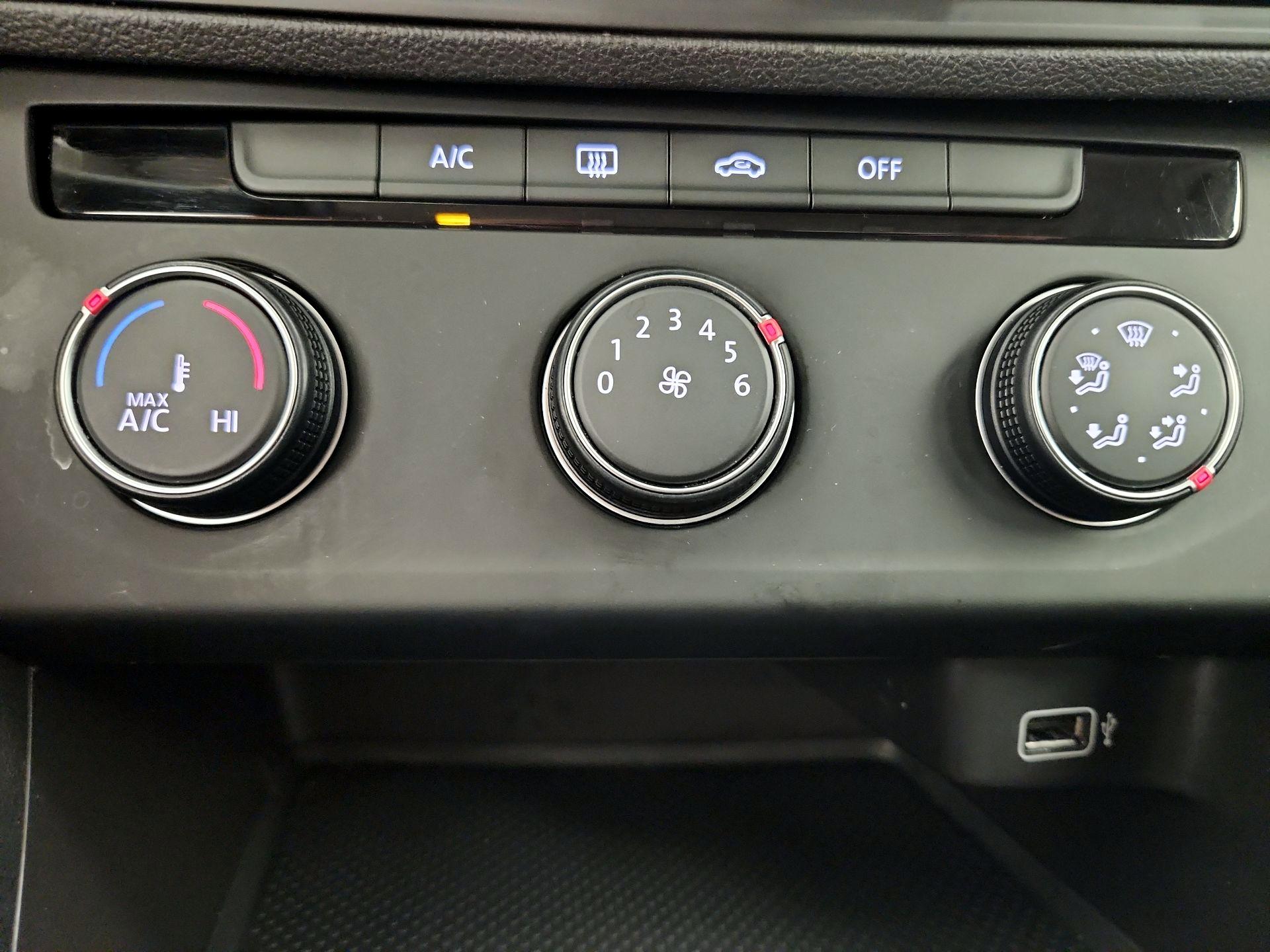 Thumbnail: 2019 Volkswagen Jetta - 16