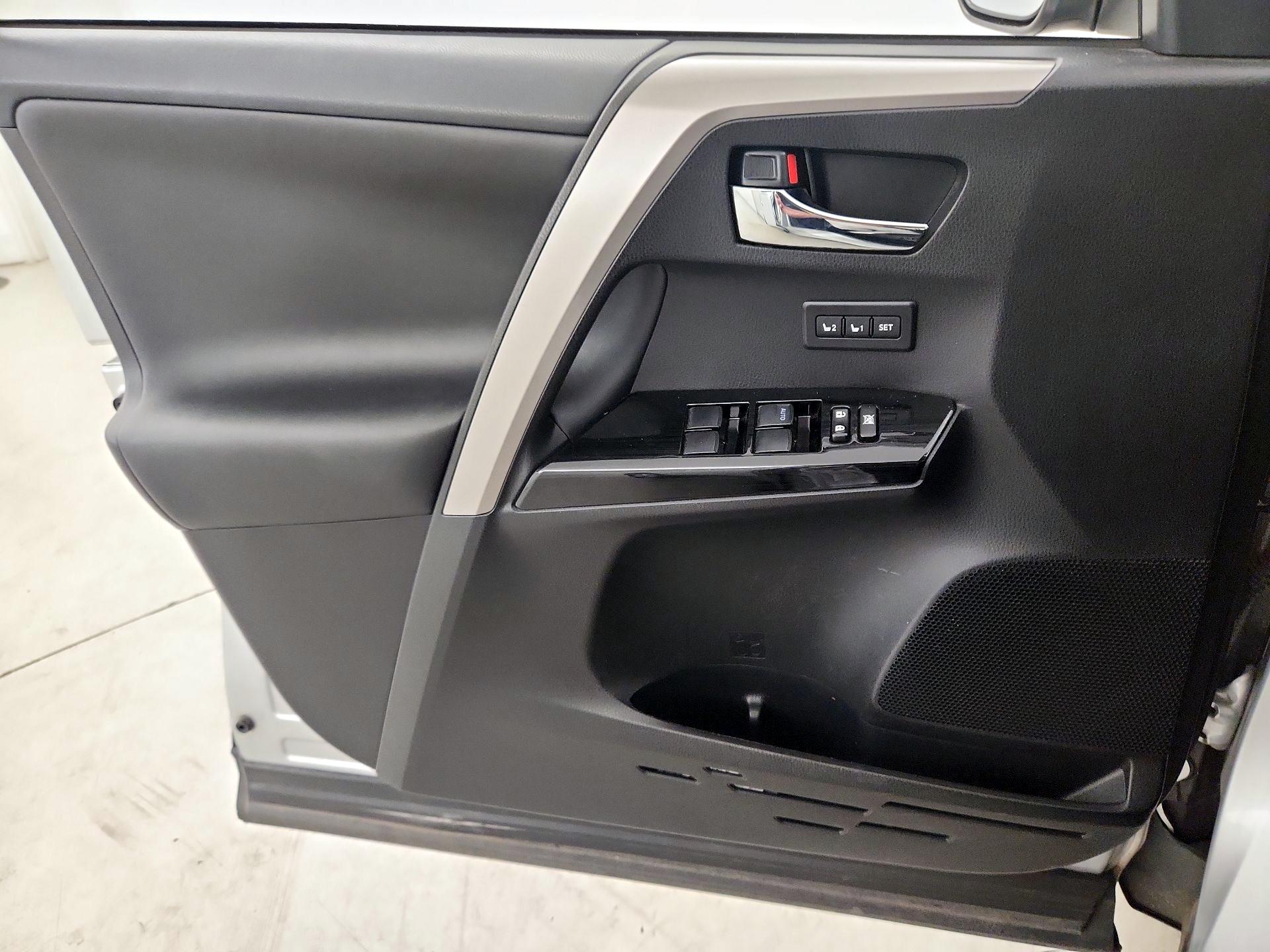 Thumbnail: 2016 Toyota RAV4 - 12
