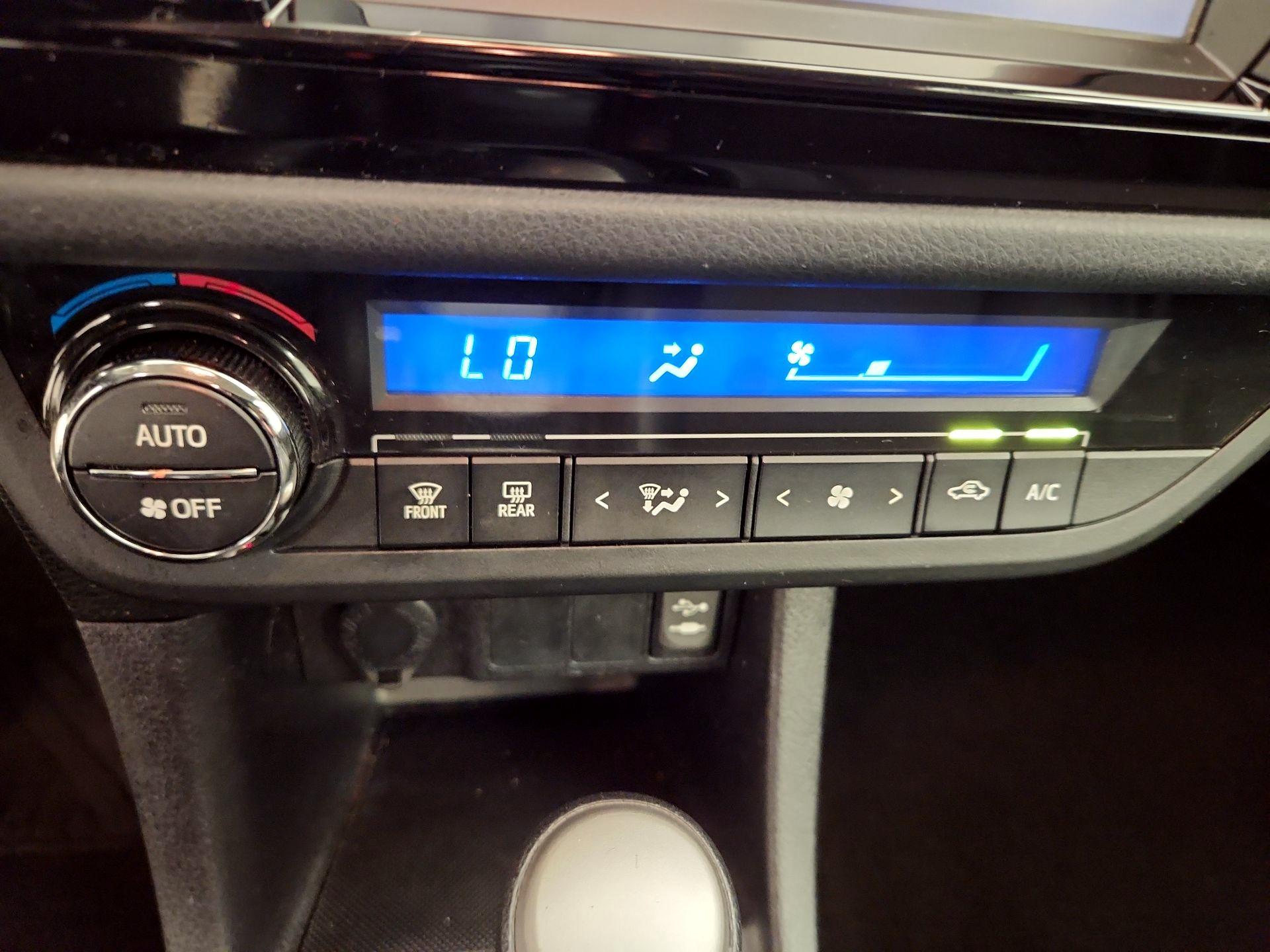 Thumbnail: 2015 Toyota Corolla - 16
