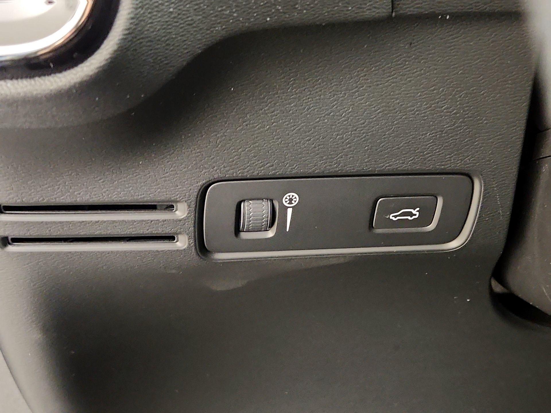 Thumbnail: 2020 Volvo XC40 - 13