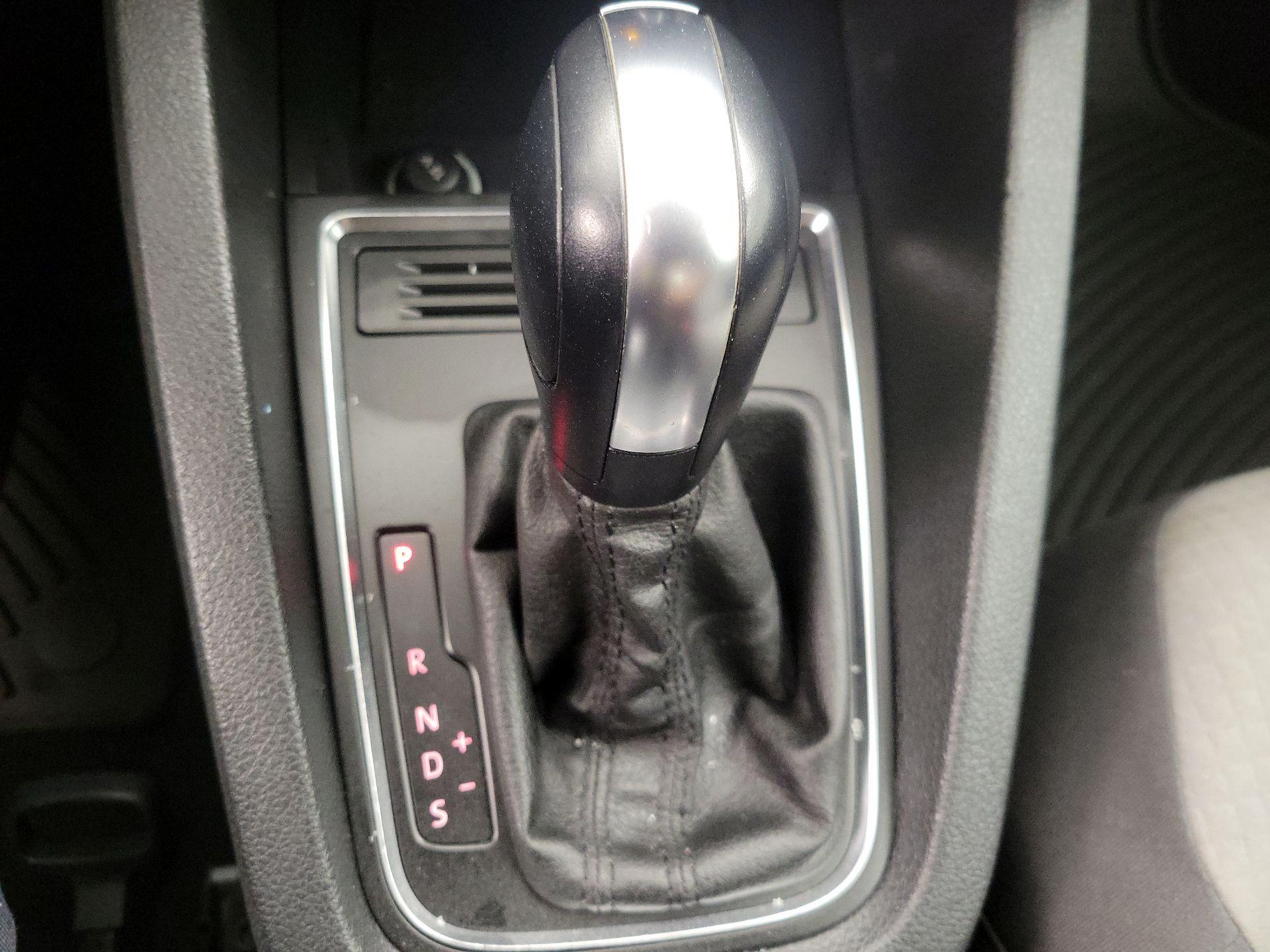 Thumbnail: 2017 Volkswagen Jetta - 17