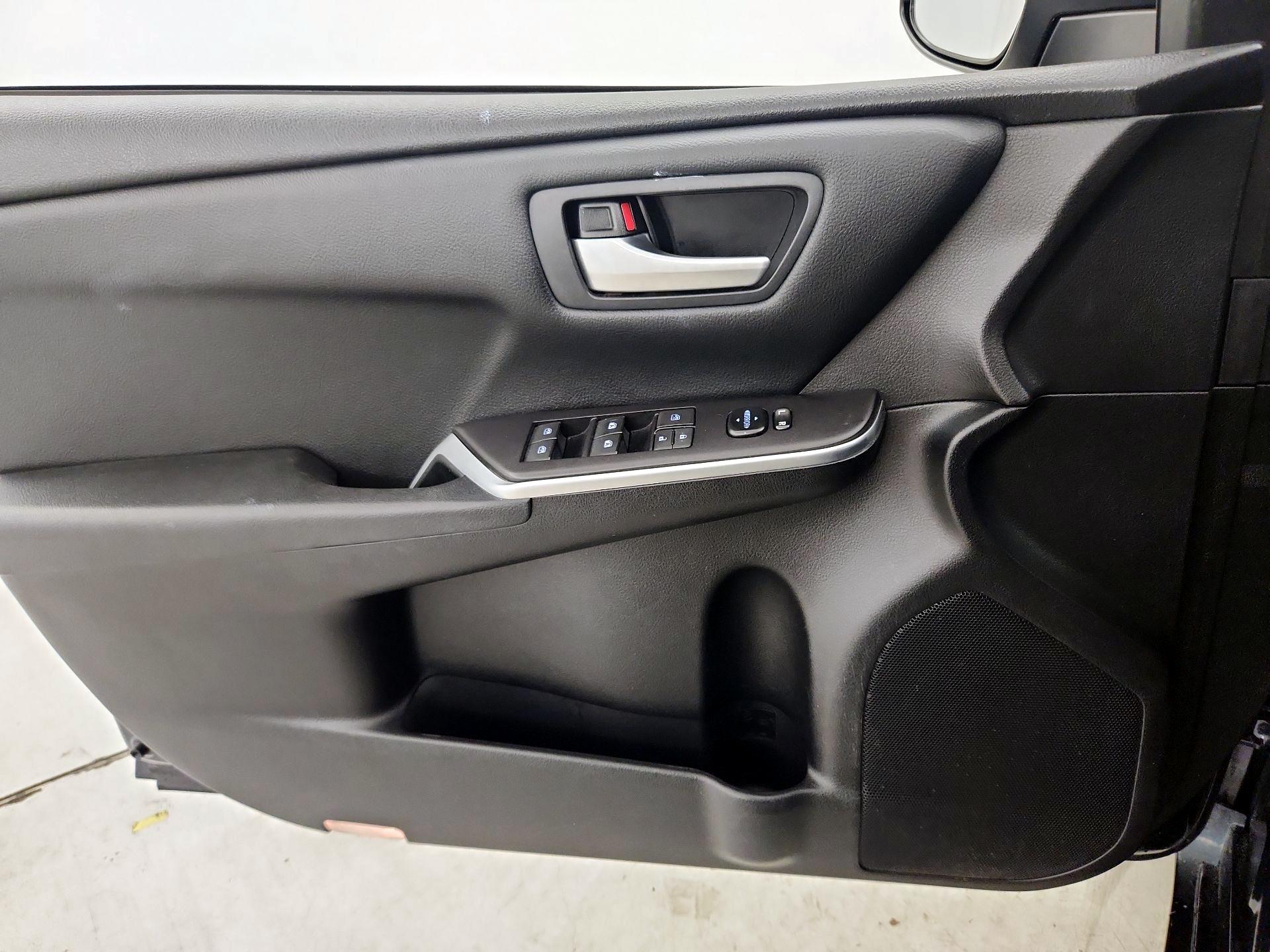 Thumbnail: 2016 Toyota Camry - 12