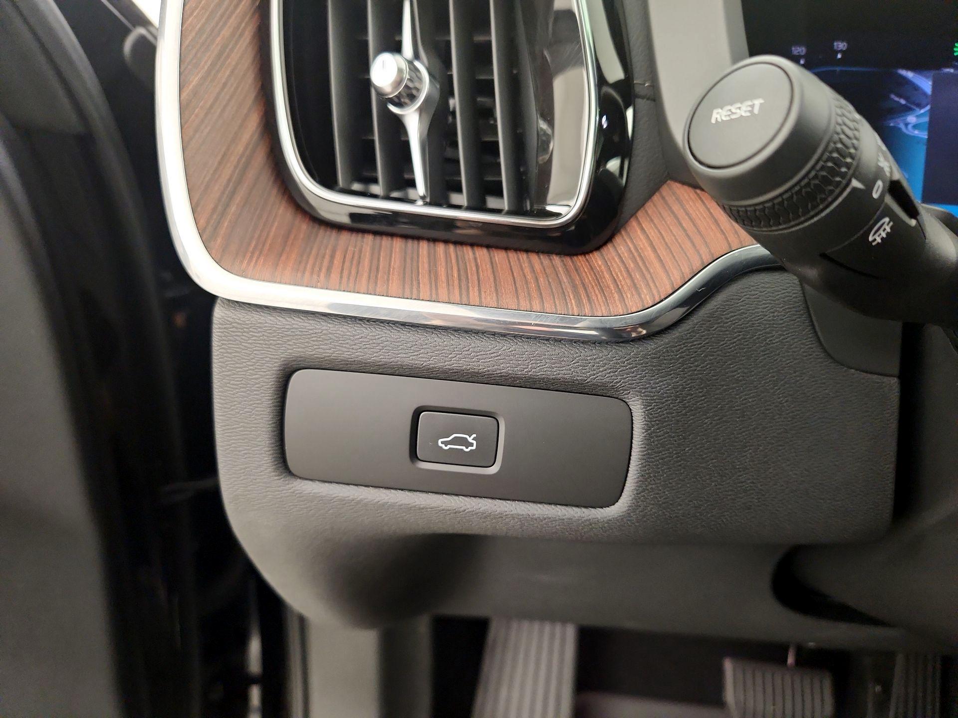 Thumbnail: 2023 Volvo XC60 - 13
