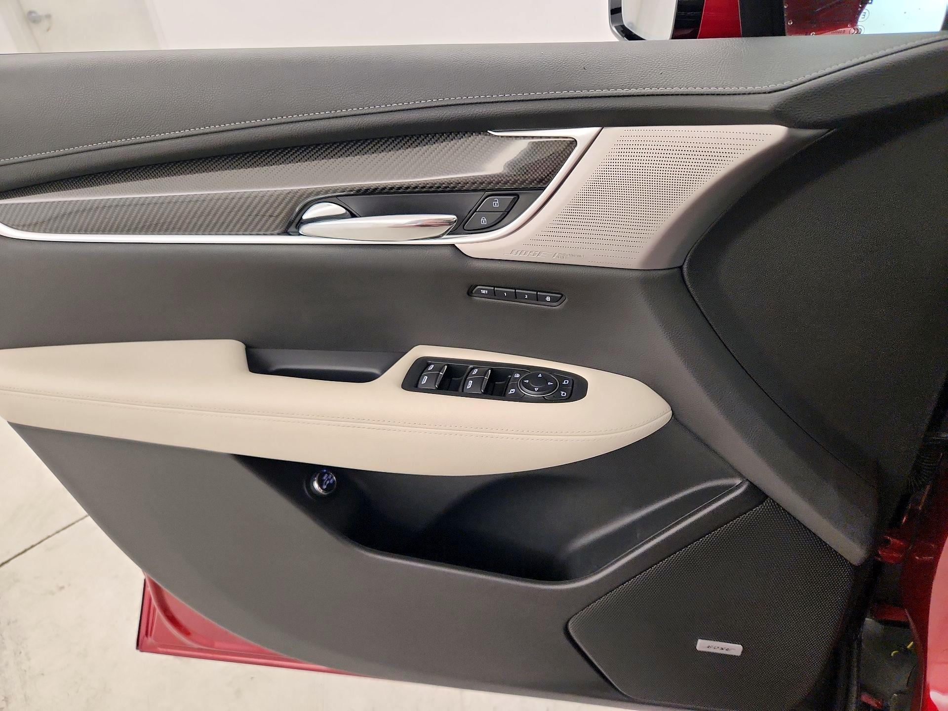 Thumbnail: 2021 Cadillac XT6 - 12