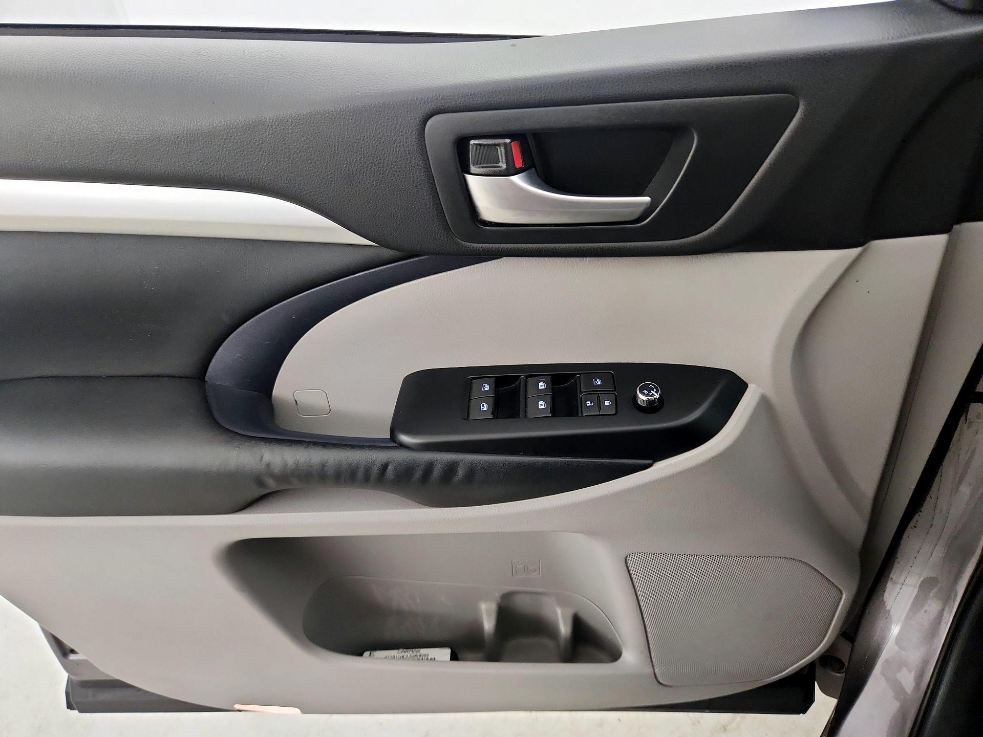 Thumbnail: 2015 Toyota Highlander - 12