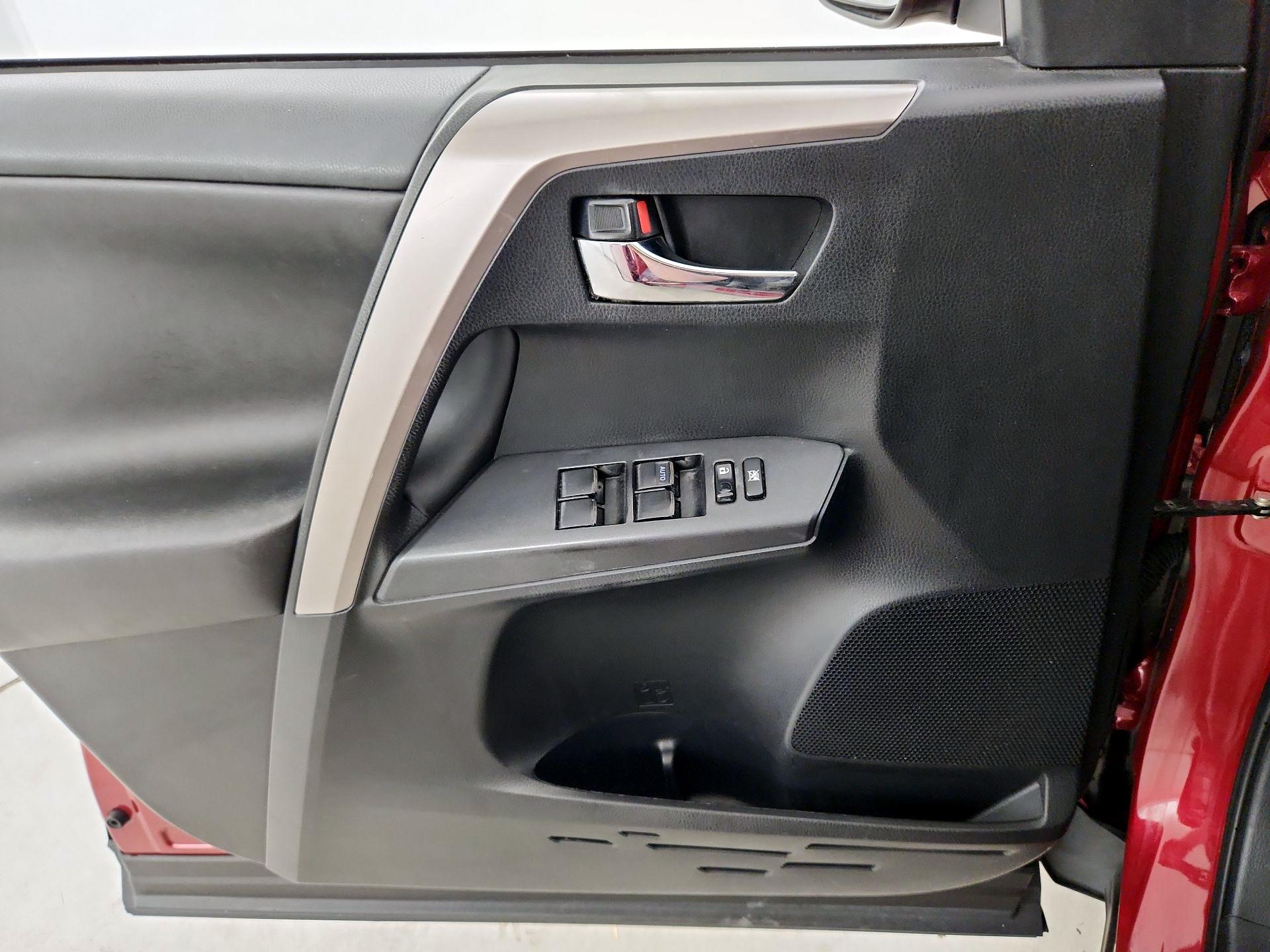 Thumbnail: 2018 Toyota RAV4 - 12