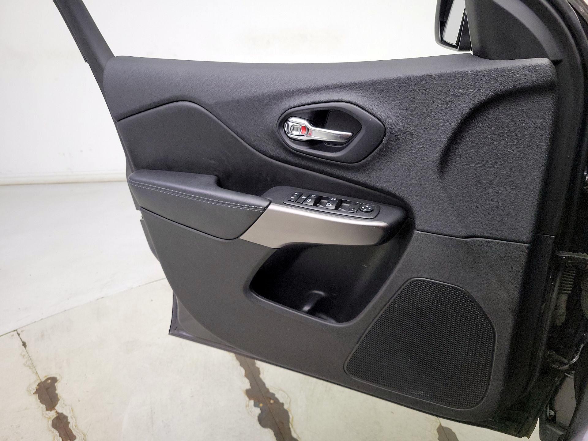 Thumbnail: 2019 Jeep Cherokee - 12