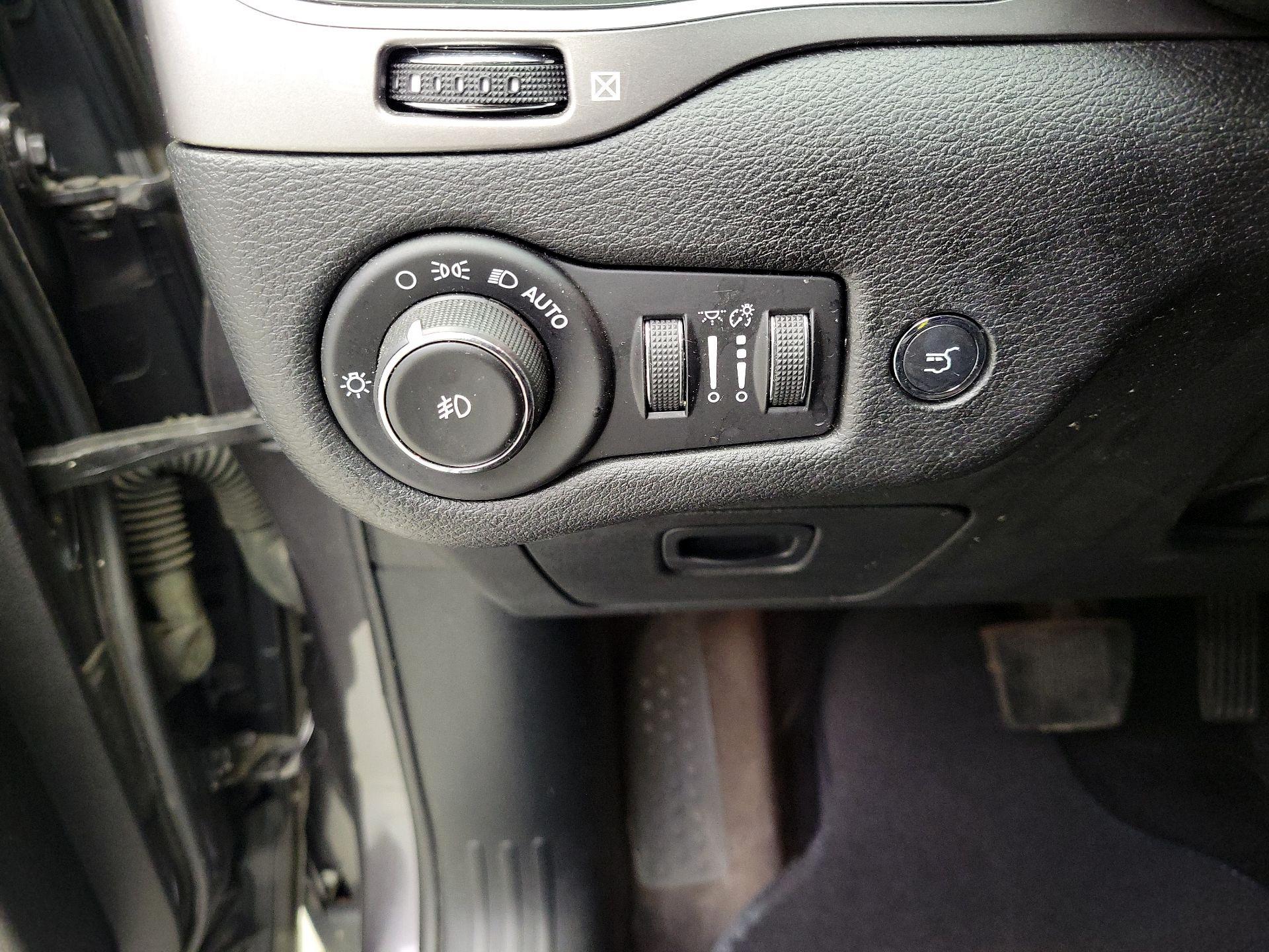 Thumbnail: 2019 Jeep Cherokee - 13