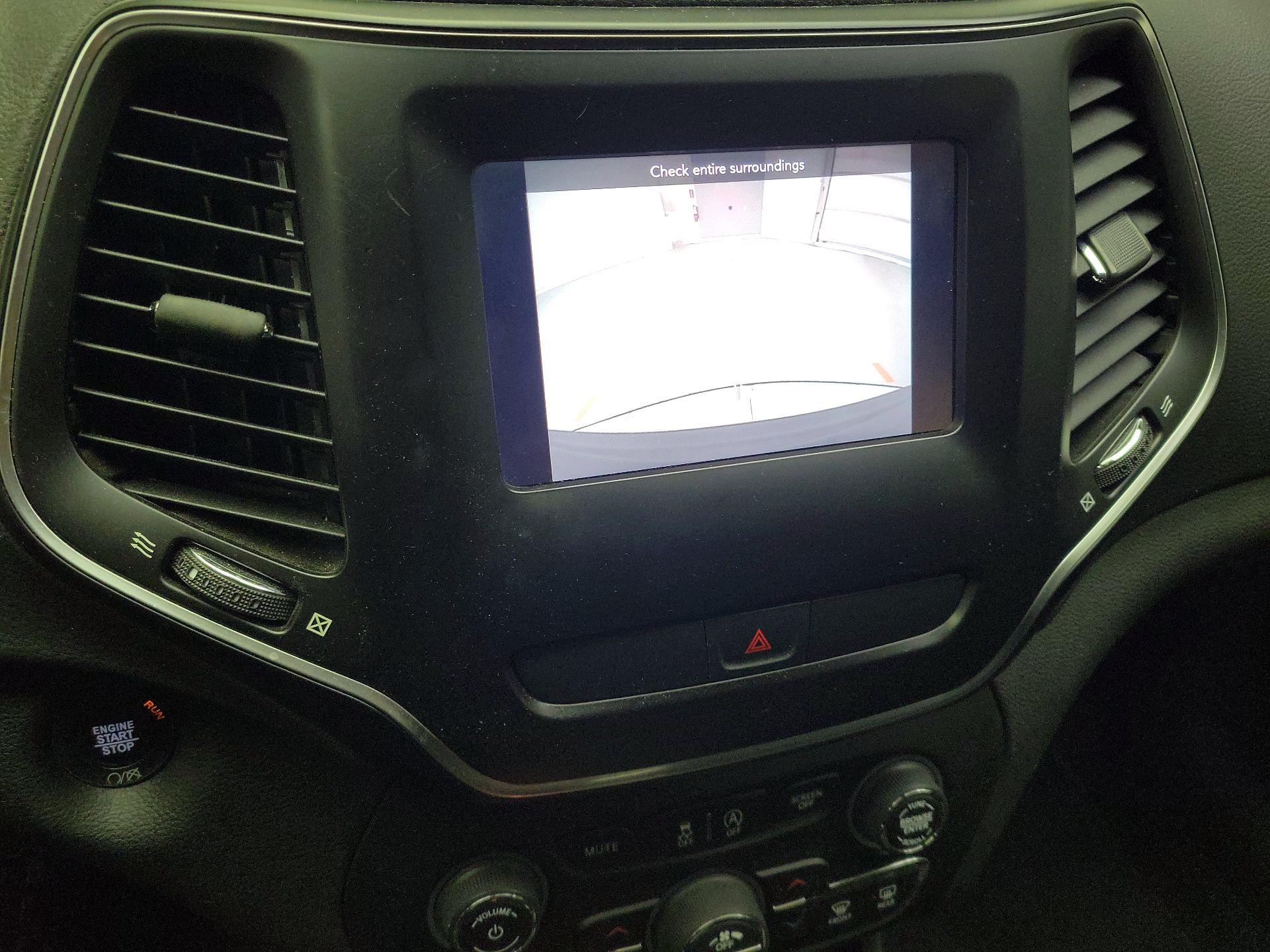 Thumbnail: 2019 Jeep Cherokee - 14