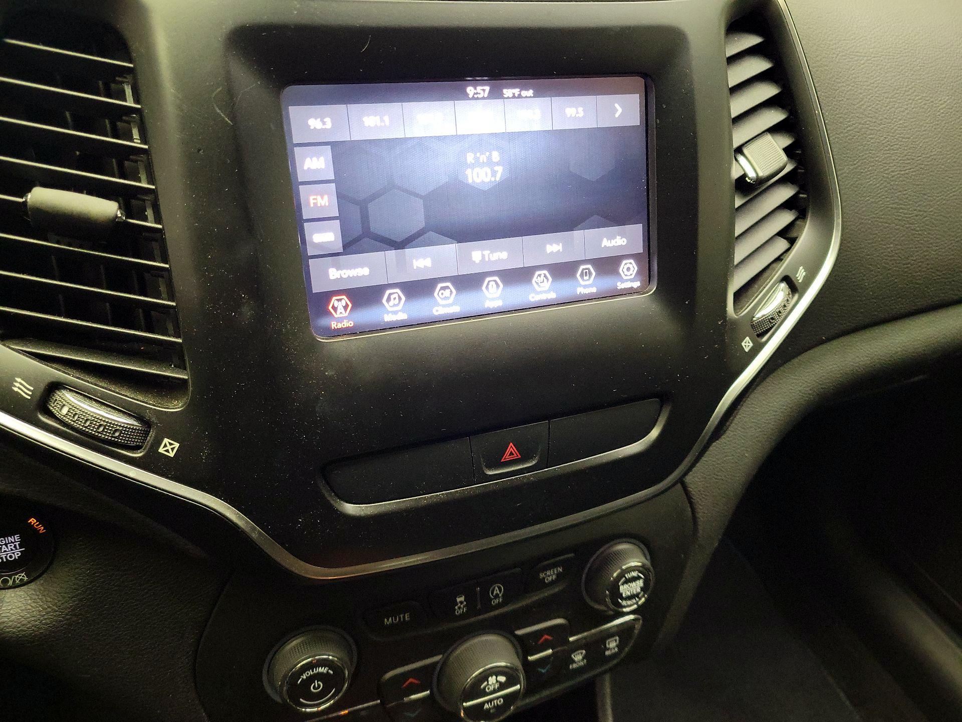 Thumbnail: 2019 Jeep Cherokee - 15